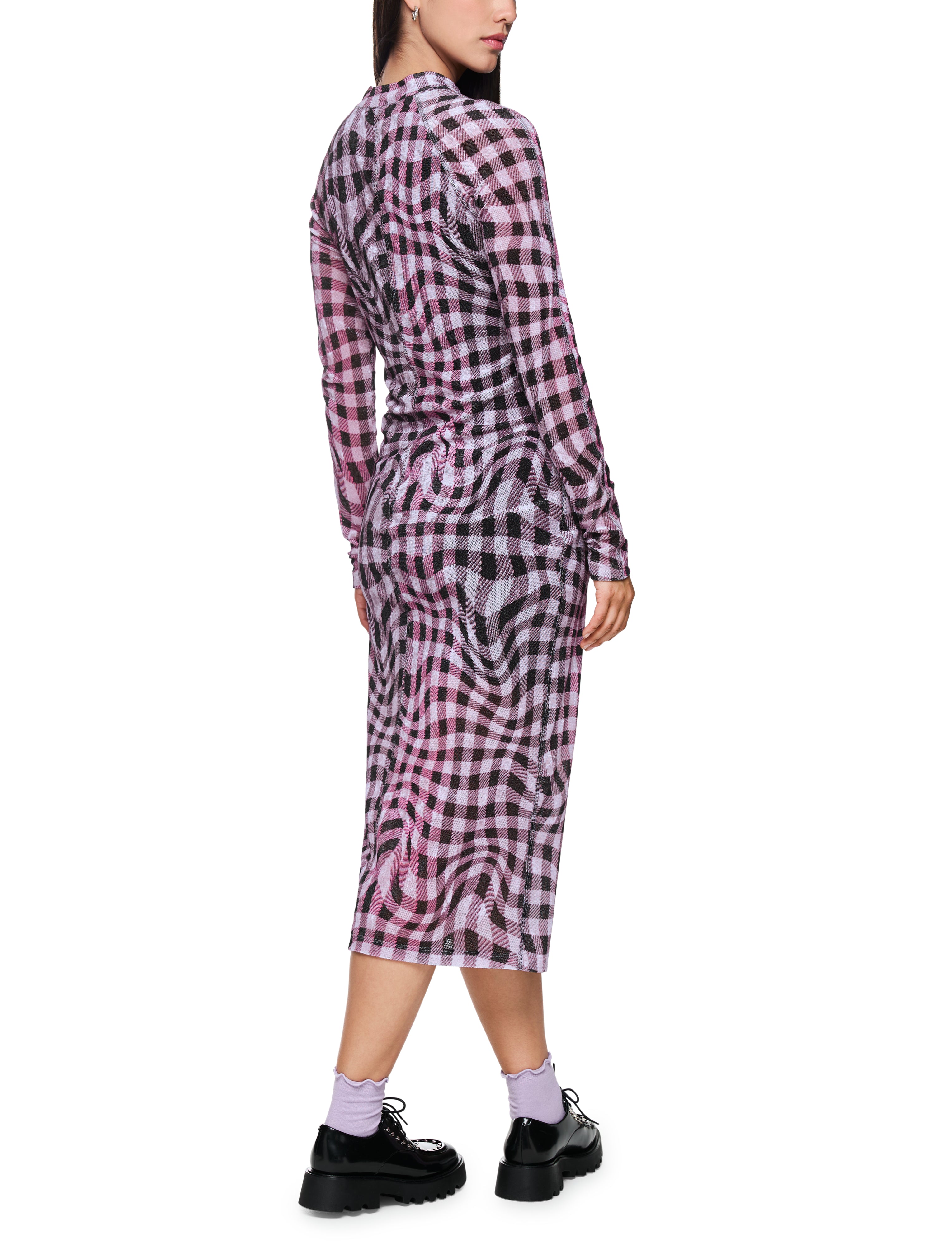 שמלת רשת אטומה בגזרה צמודה עם הדפס משבצותהרכב: 90% פוליאסטר, 10% אלסטןהדוגמנית בגובה 1.79 ולובשת מידה 3 של מארק קיין 