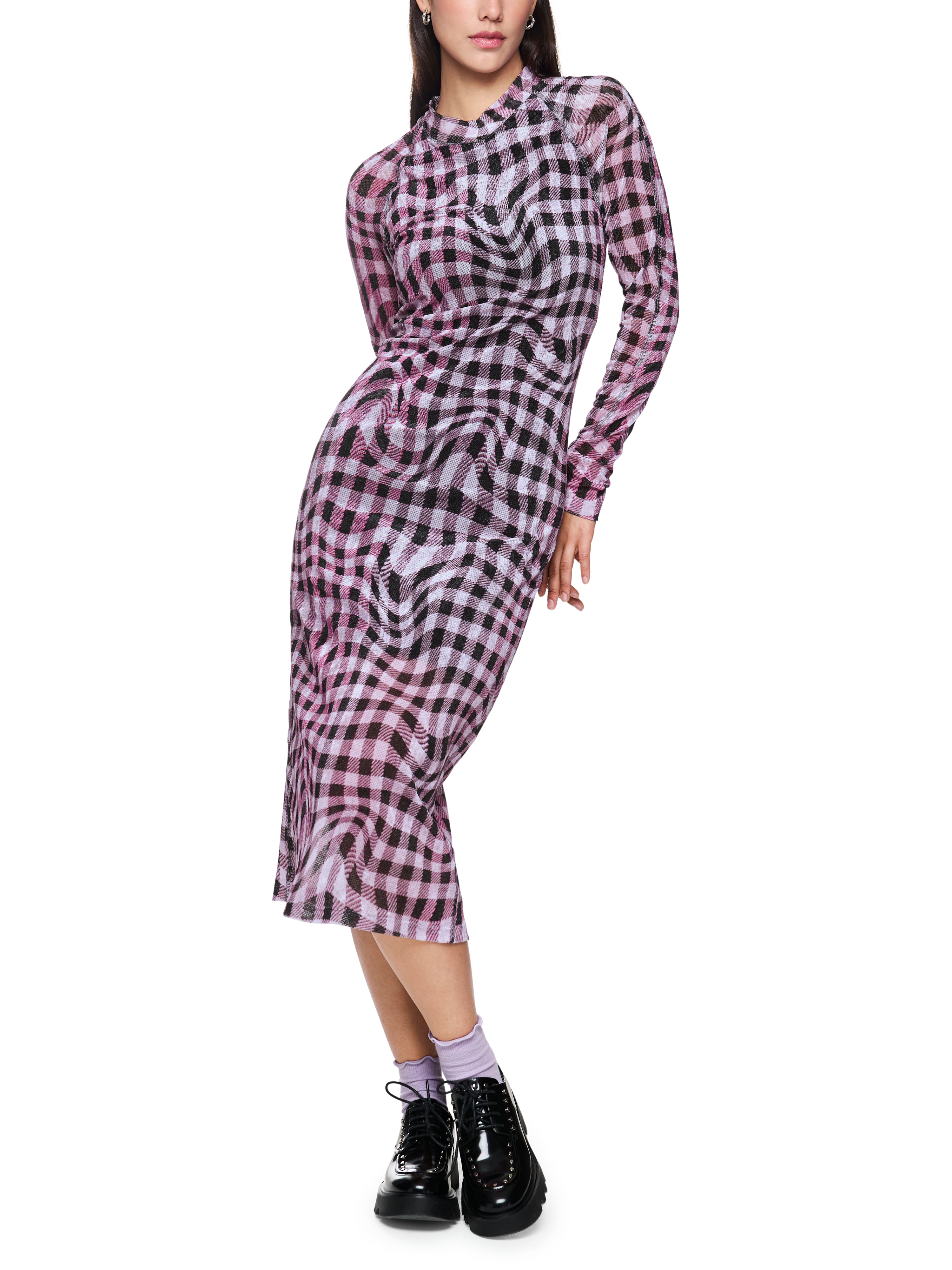 שמלת רשת אטומה בגזרה צמודה עם הדפס משבצותהרכב: 90% פוליאסטר, 10% אלסטןהדוגמנית בגובה 1.79 ולובשת מידה 3 של מארק קיין 