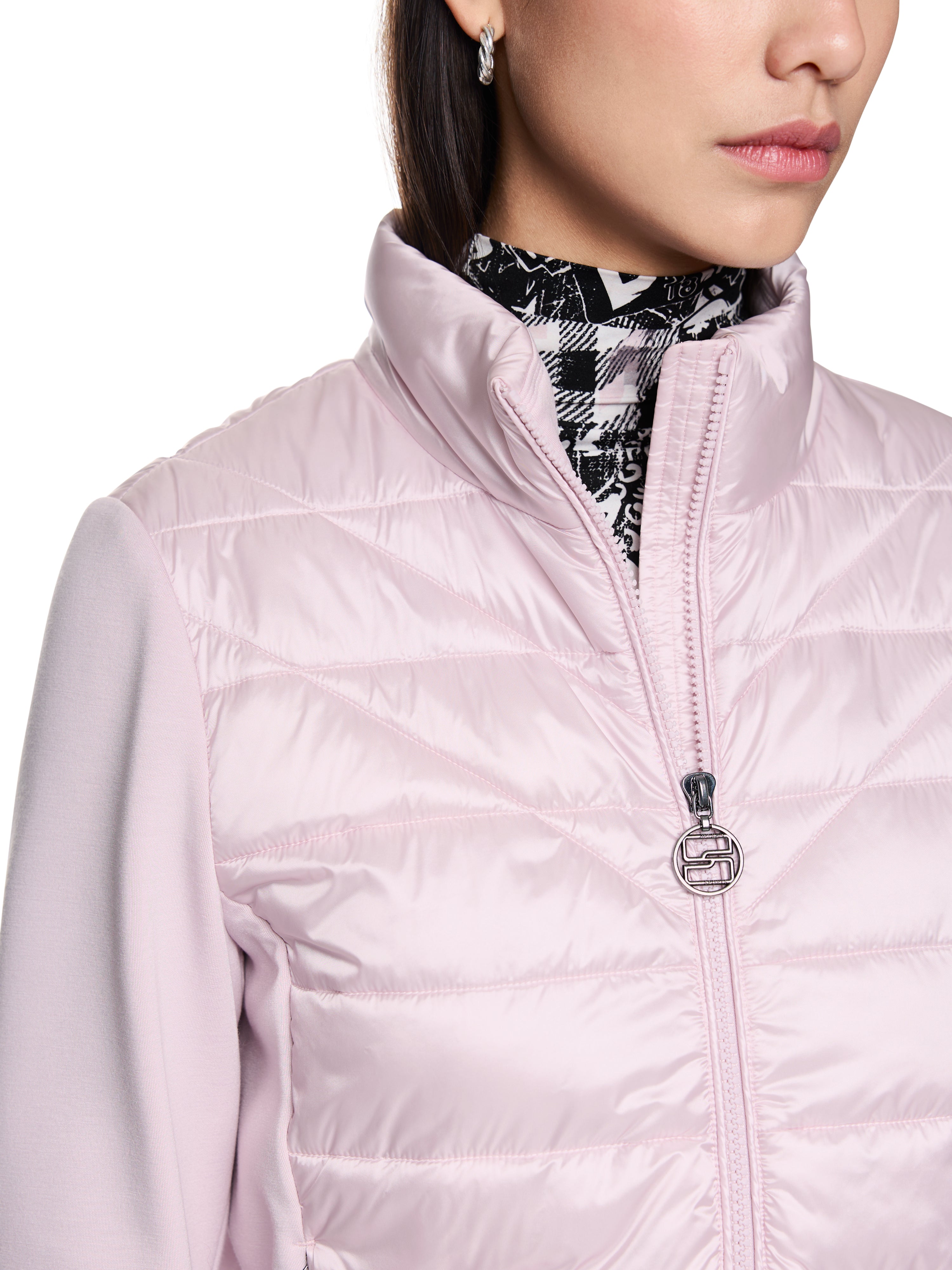 ז'קט בגזרה צמודה, עם צווארון גבוה, רוכסן דו כיווני וכיסים צדדייםהרכב: 100% פוליאמיד ממוחזרהדוגמנית בגובה 1.79 ולובשת מידה 3 של מארק קיין