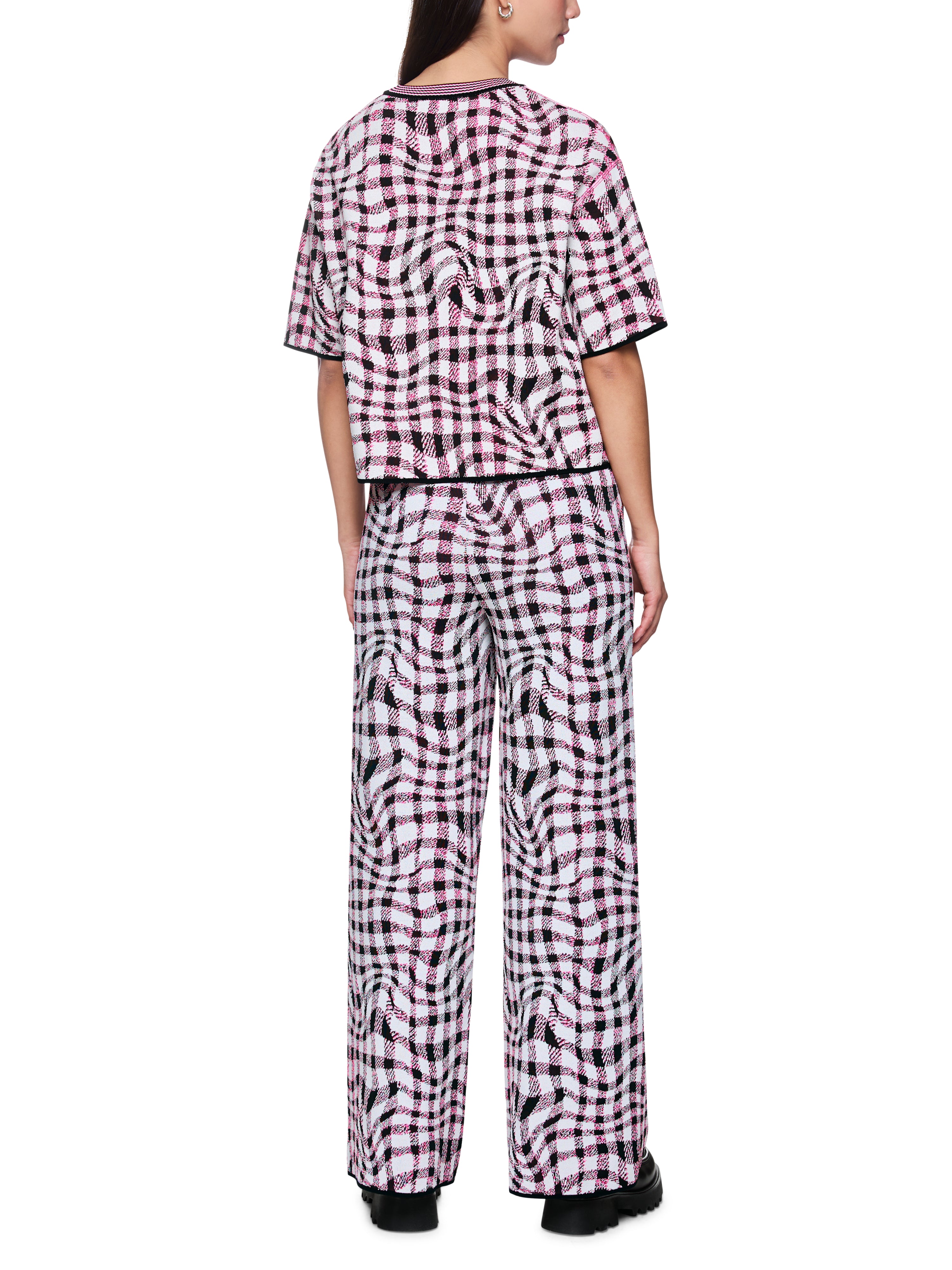 חולצה סרוגה עם שרוולים קצרים בהדפס משבצותהרכב: 72% ויסקוזה 16% פוליאסטר 12% פוליאמידהדוגמנית בגובה 1.79 ולובשת מידה 3 של מארק קיין