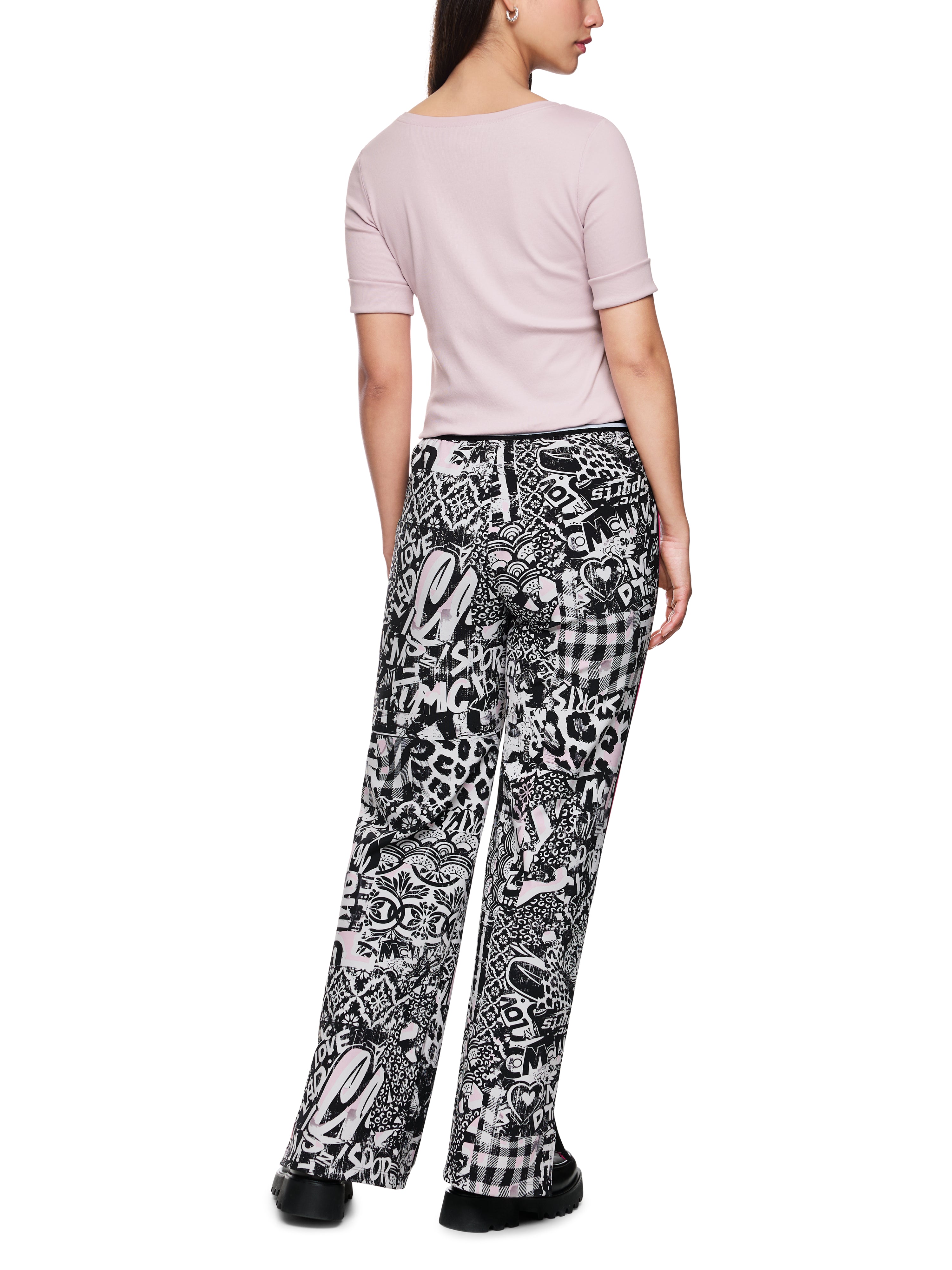 חולצה מכותנה אלסטית בגזרה צמודההרכב: 94% כותנה, 6% אלסטןהדוגמנית בגובה 1.79 ולובשת מידה 3 של מארק קיין