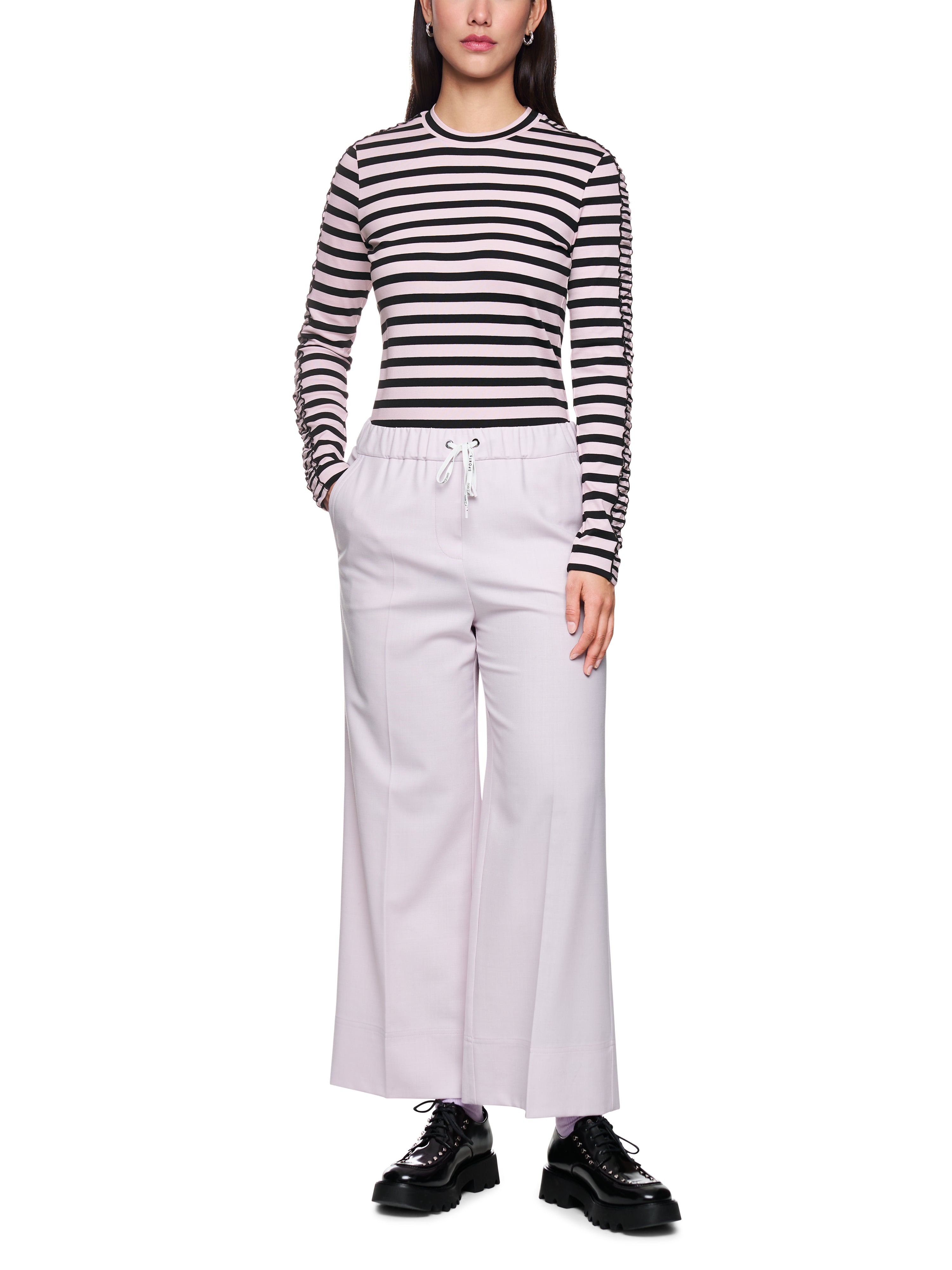 חולצת פסים בגזרה צמודההרכב: 94% כותנה, 6% אלסטןהדוגמנית בגובה 1.79 ולובשת מידה 3 של מארק קיין