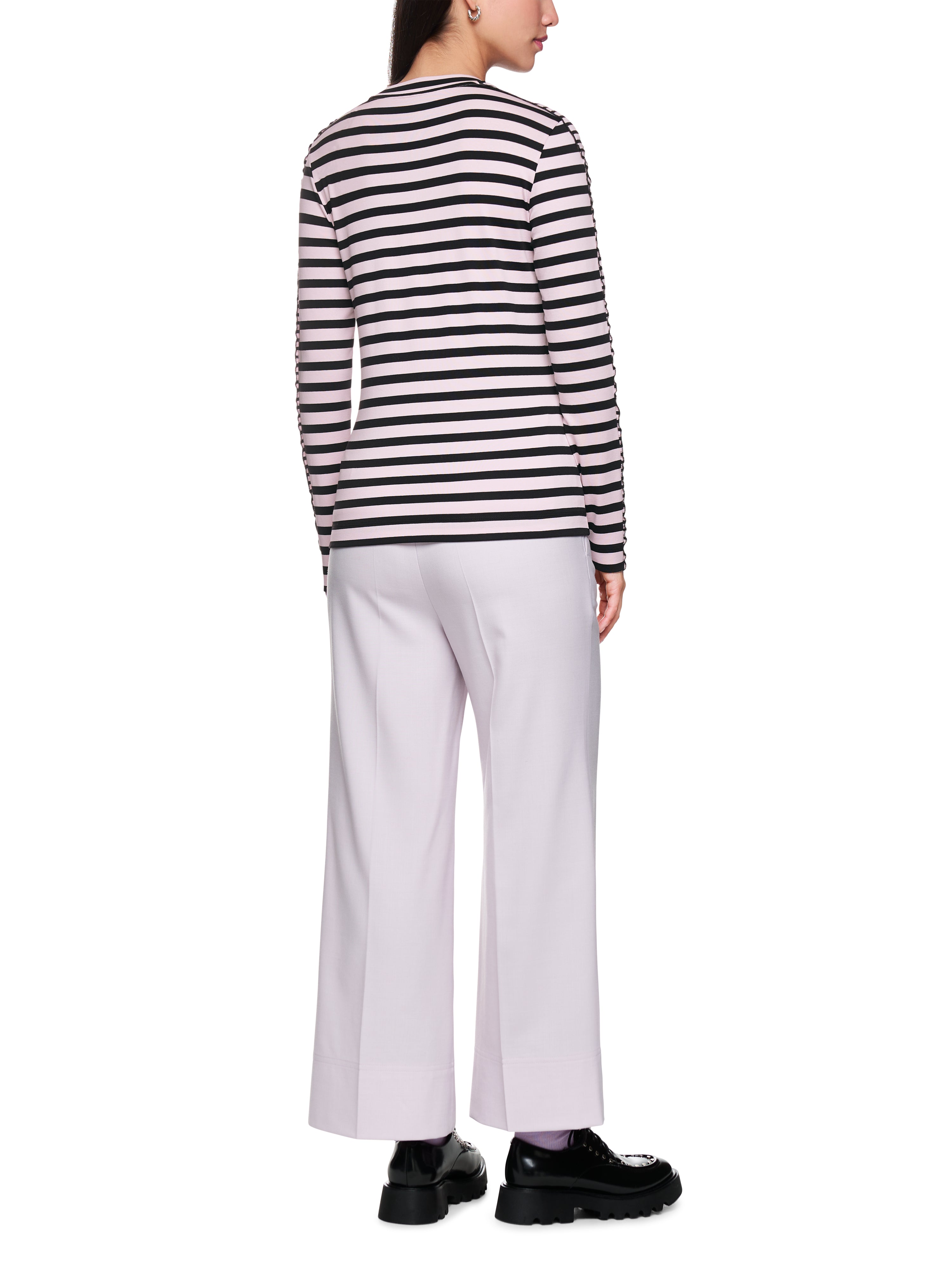 חולצת פסים בגזרה צמודההרכב: 94% כותנה, 6% אלסטןהדוגמנית בגובה 1.79 ולובשת מידה 3 של מארק קיין