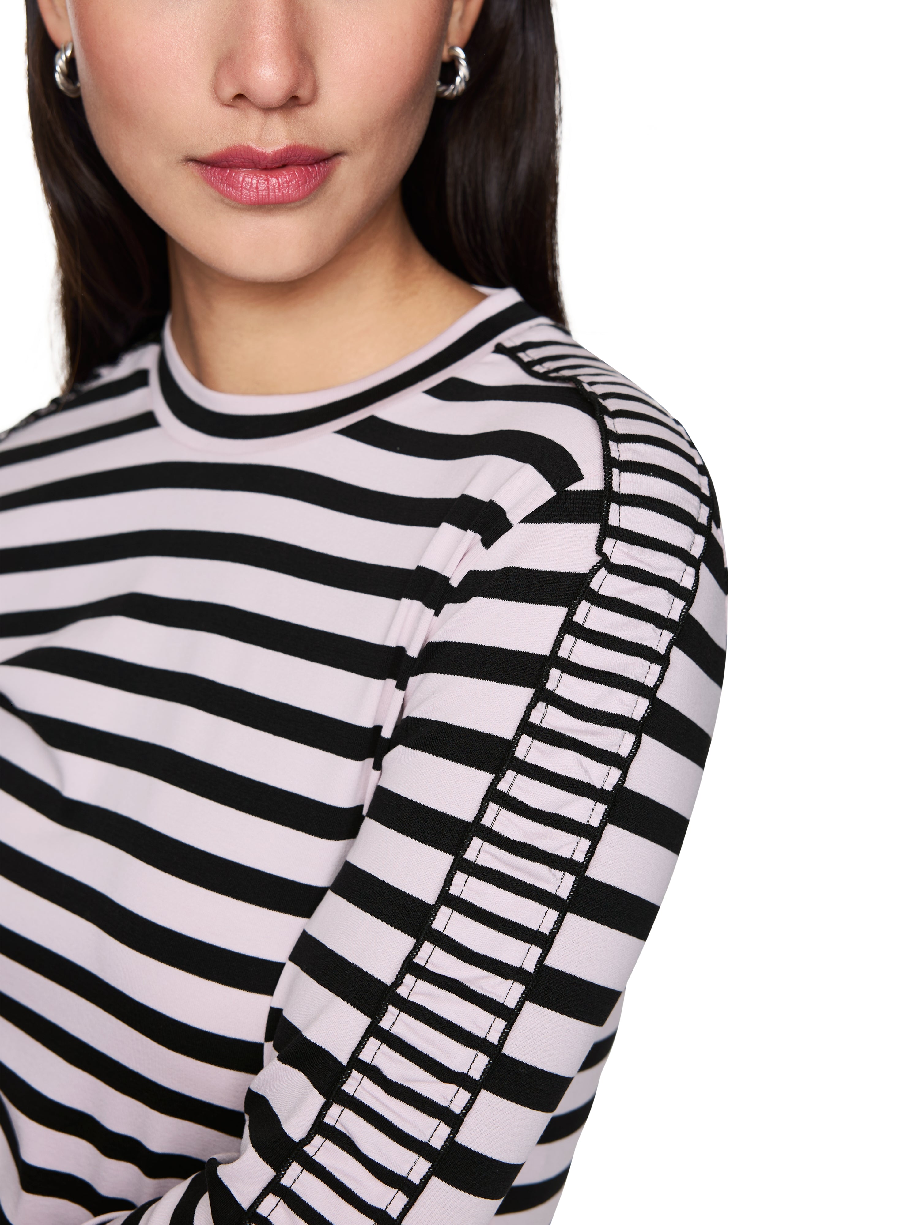 חולצת פסים בגזרה צמודההרכב: 94% כותנה, 6% אלסטןהדוגמנית בגובה 1.79 ולובשת מידה 3 של מארק קיין