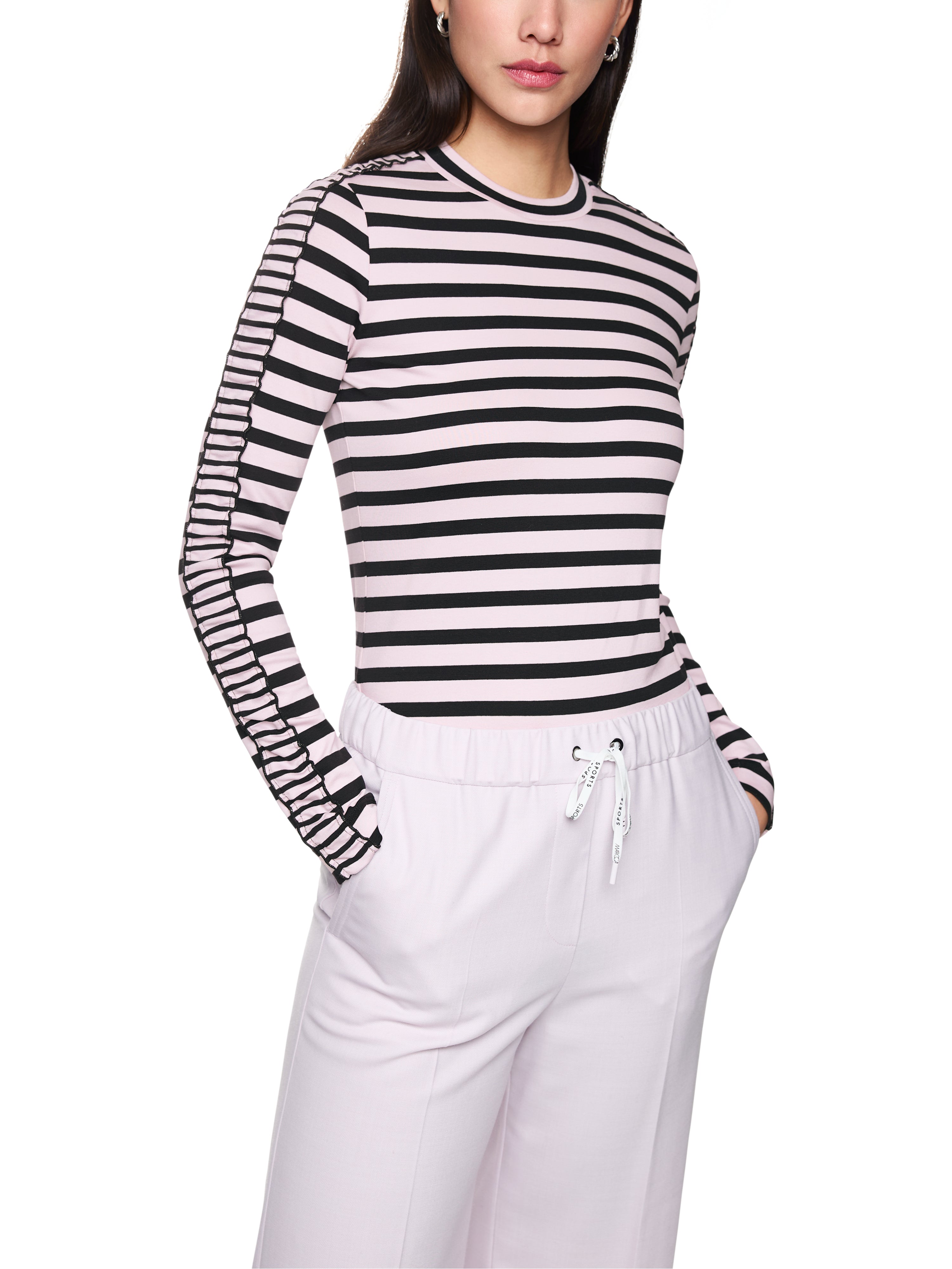 חולצת פסים בגזרה צמודההרכב: 94% כותנה, 6% אלסטןהדוגמנית בגובה 1.79 ולובשת מידה 3 של מארק קיין