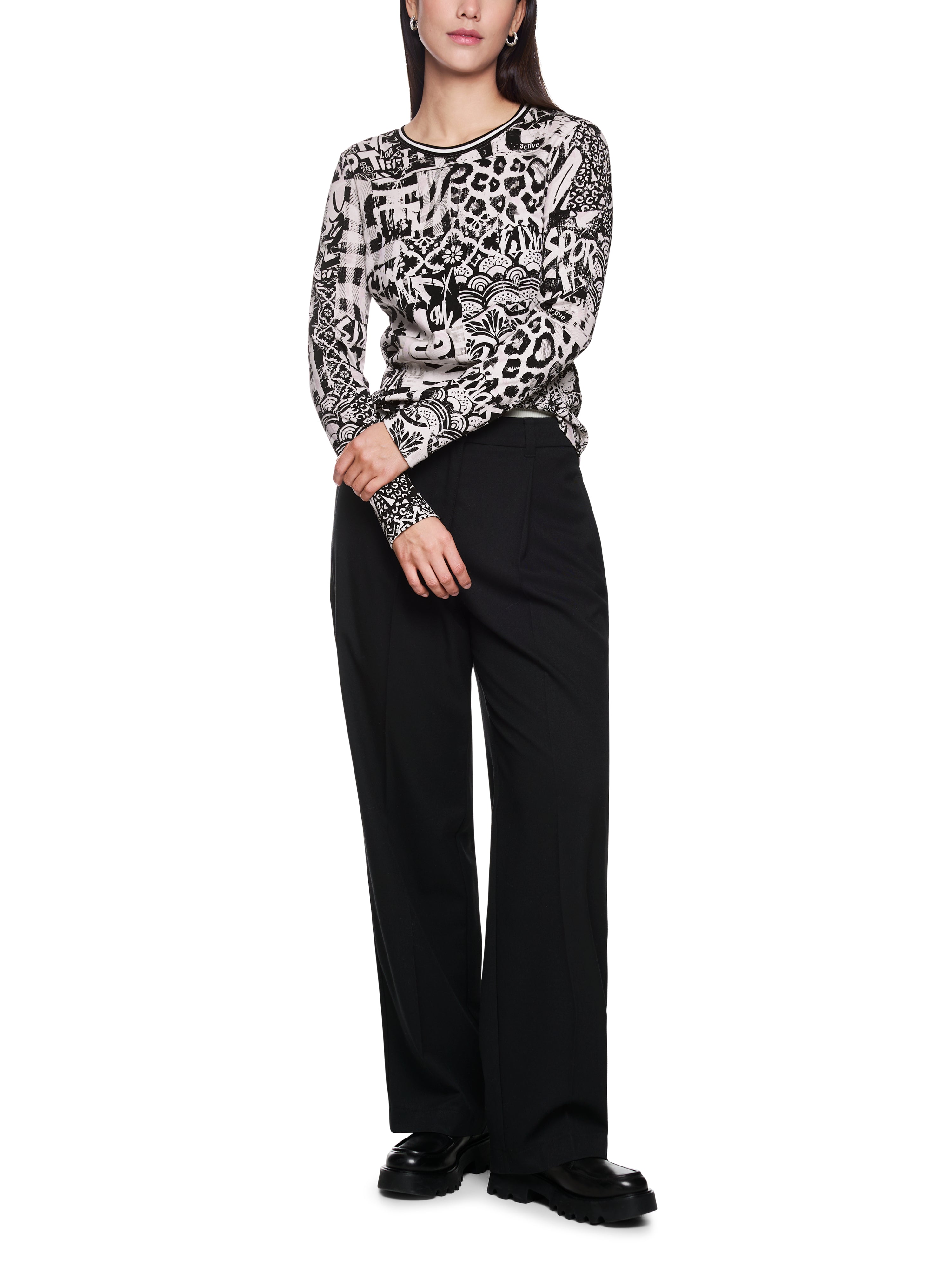 חולצה בגזרה צמודה עם הדפס גרפיהרכב: 94% כותנה, 6% אלסטןהדוגמנית בגובה 1.79 ולובשת מידה 3 של מארק קיין