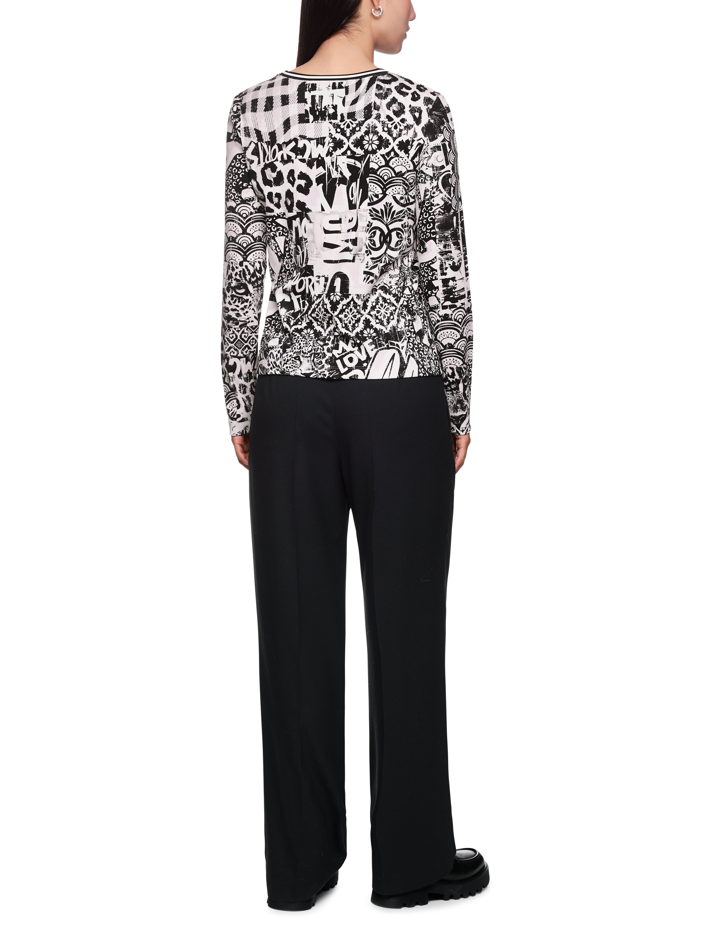 חולצה בגזרה צמודה עם הדפס גרפיהרכב: 94% כותנה, 6% אלסטןהדוגמנית בגובה 1.79 ולובשת מידה 3 של מארק קיין