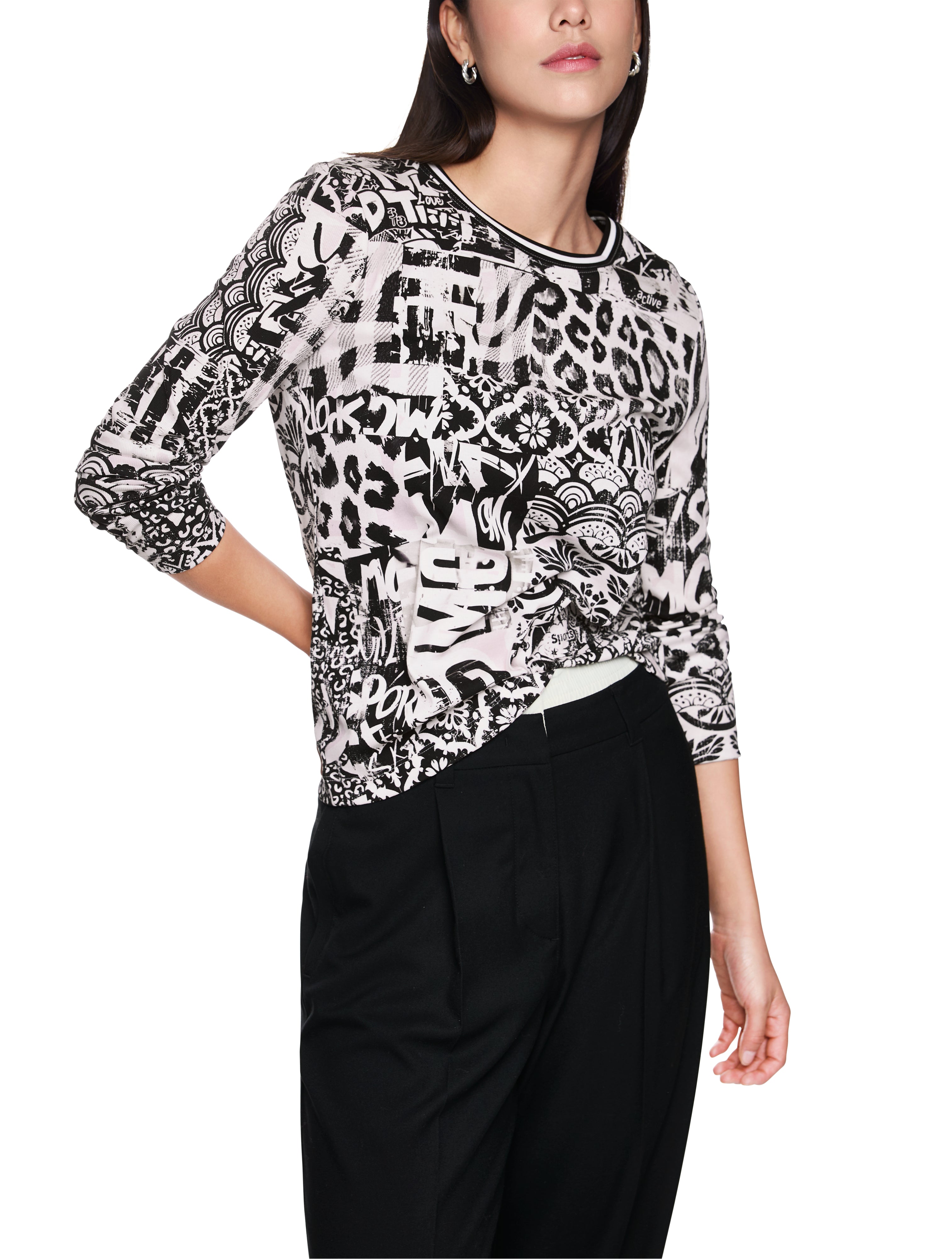 חולצה בגזרה צמודה עם הדפס גרפיהרכב: 94% כותנה, 6% אלסטןהדוגמנית בגובה 1.79 ולובשת מידה 3 של מארק קיין