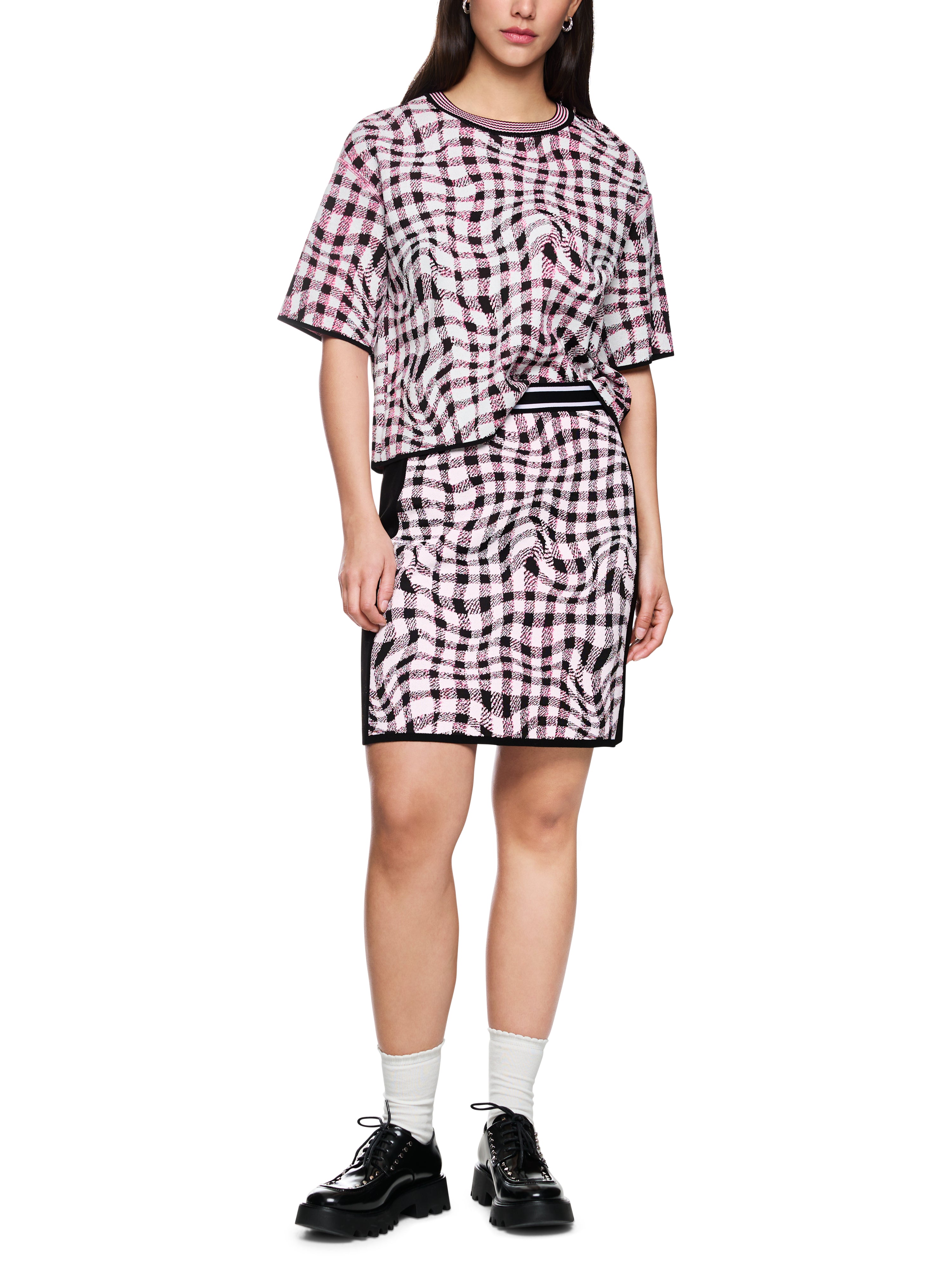 חצאית מיני סרוגה בגזרה ישרה עם הדפס משבצותהרכב: 72% ויסקוזה, 16% פוליאסטר, 12% פוליאמידהדוגמנית בגובה 1.79 ולובשת מידה 3 של מארק קיין