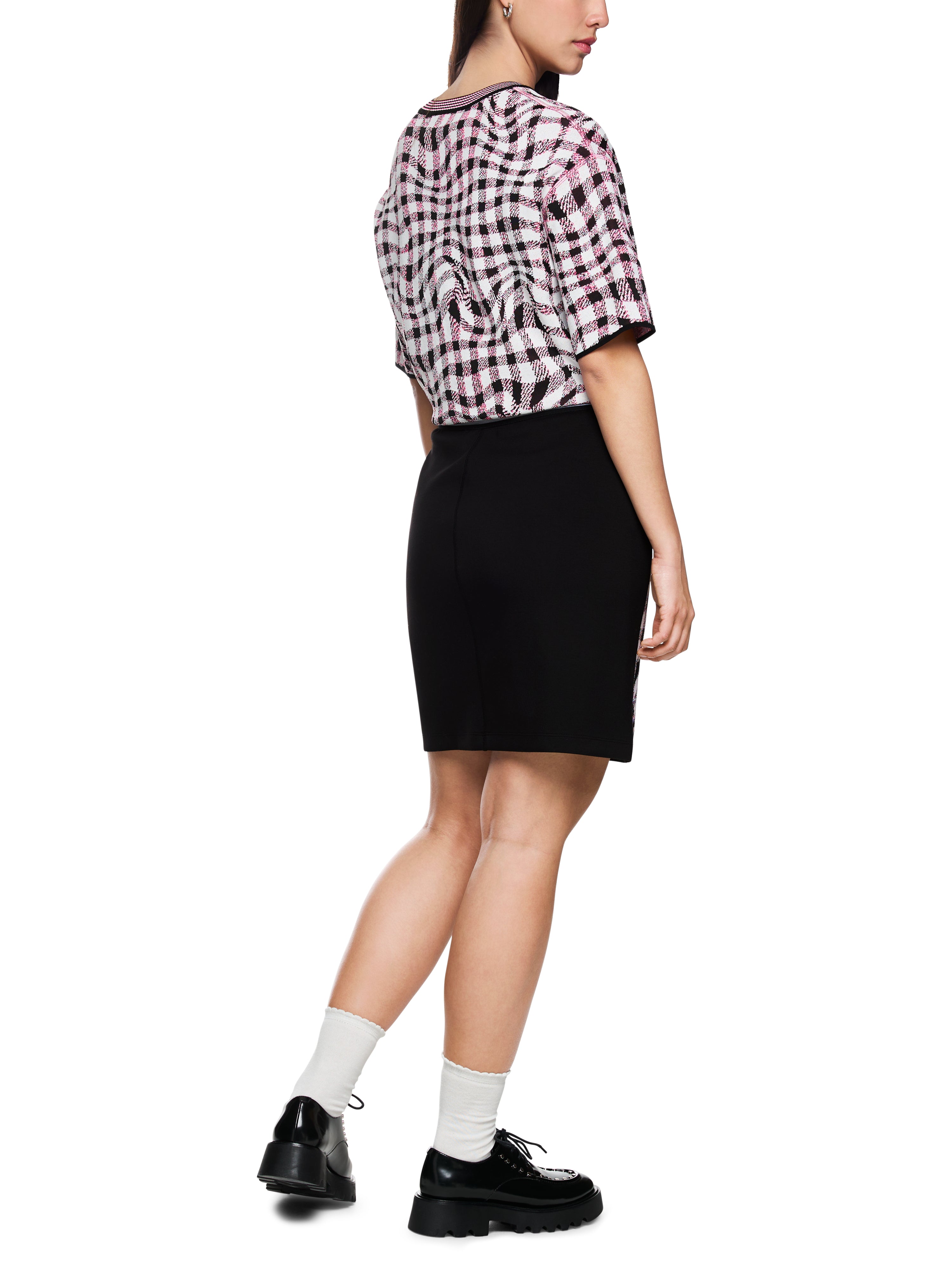 חצאית מיני סרוגה בגזרה ישרה עם הדפס משבצותהרכב: 72% ויסקוזה, 16% פוליאסטר, 12% פוליאמידהדוגמנית בגובה 1.79 ולובשת מידה 3 של מארק קיין