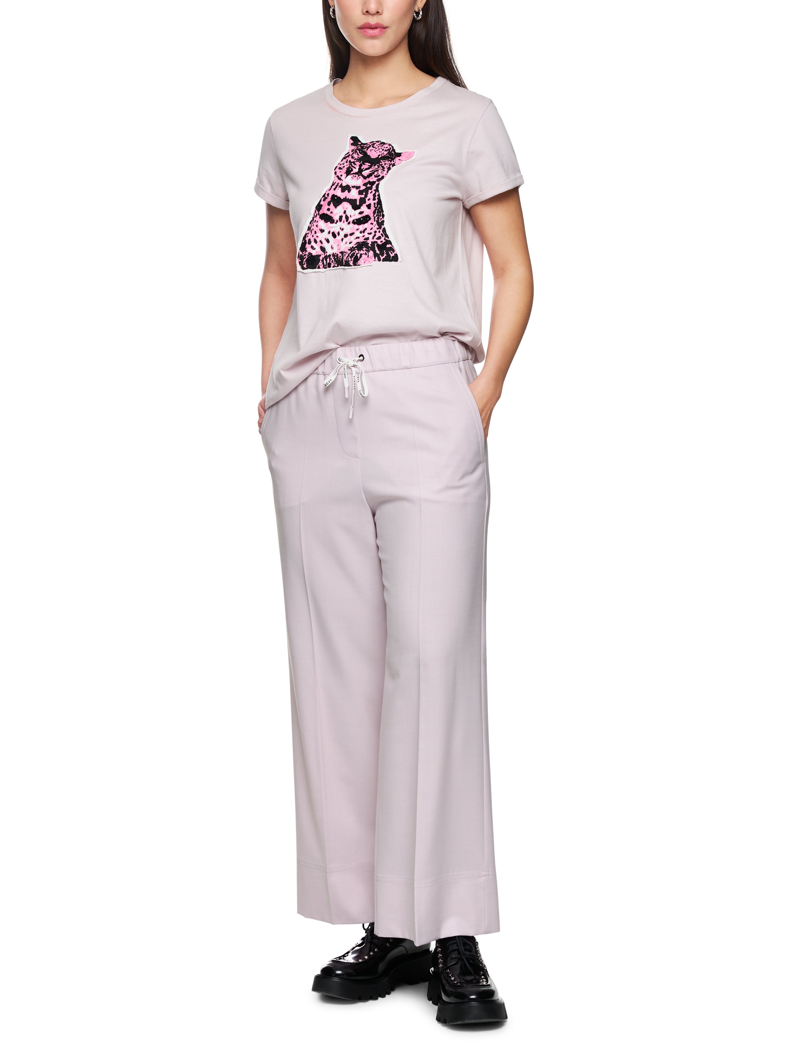 מכנסיים רחבים עם גומי במותניים, שרוכים וכיסים צדדייםהרכב: 53% פוליאסטר, 43% צמר, 4% אלסטןהדוגמנית בגובה 1.79 ולובשת מידה 3 של מארק קיין