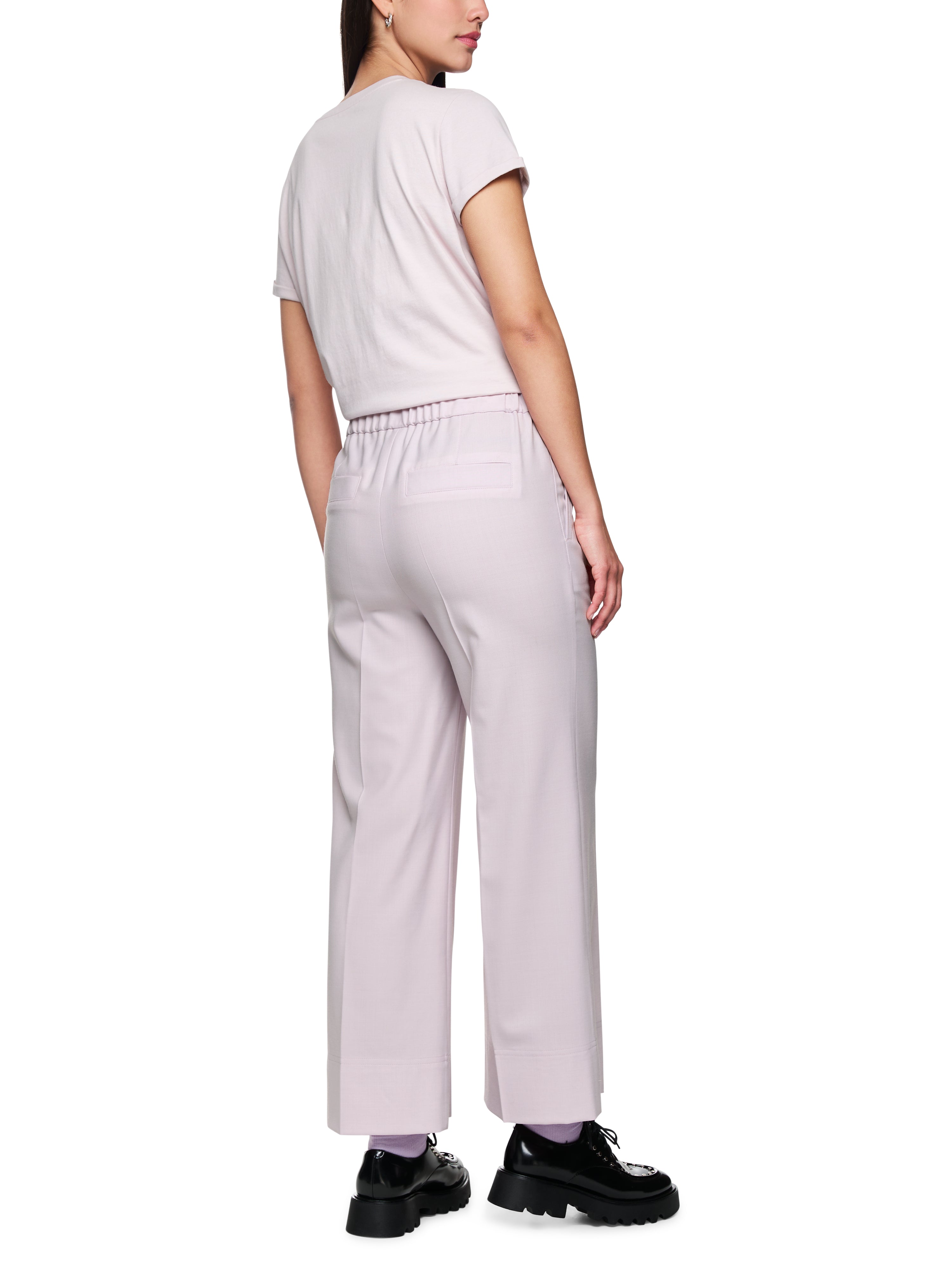 מכנסיים רחבים עם גומי במותניים, שרוכים וכיסים צדדייםהרכב: 53% פוליאסטר, 43% צמר, 4% אלסטןהדוגמנית בגובה 1.79 ולובשת מידה 3 של מארק קיין