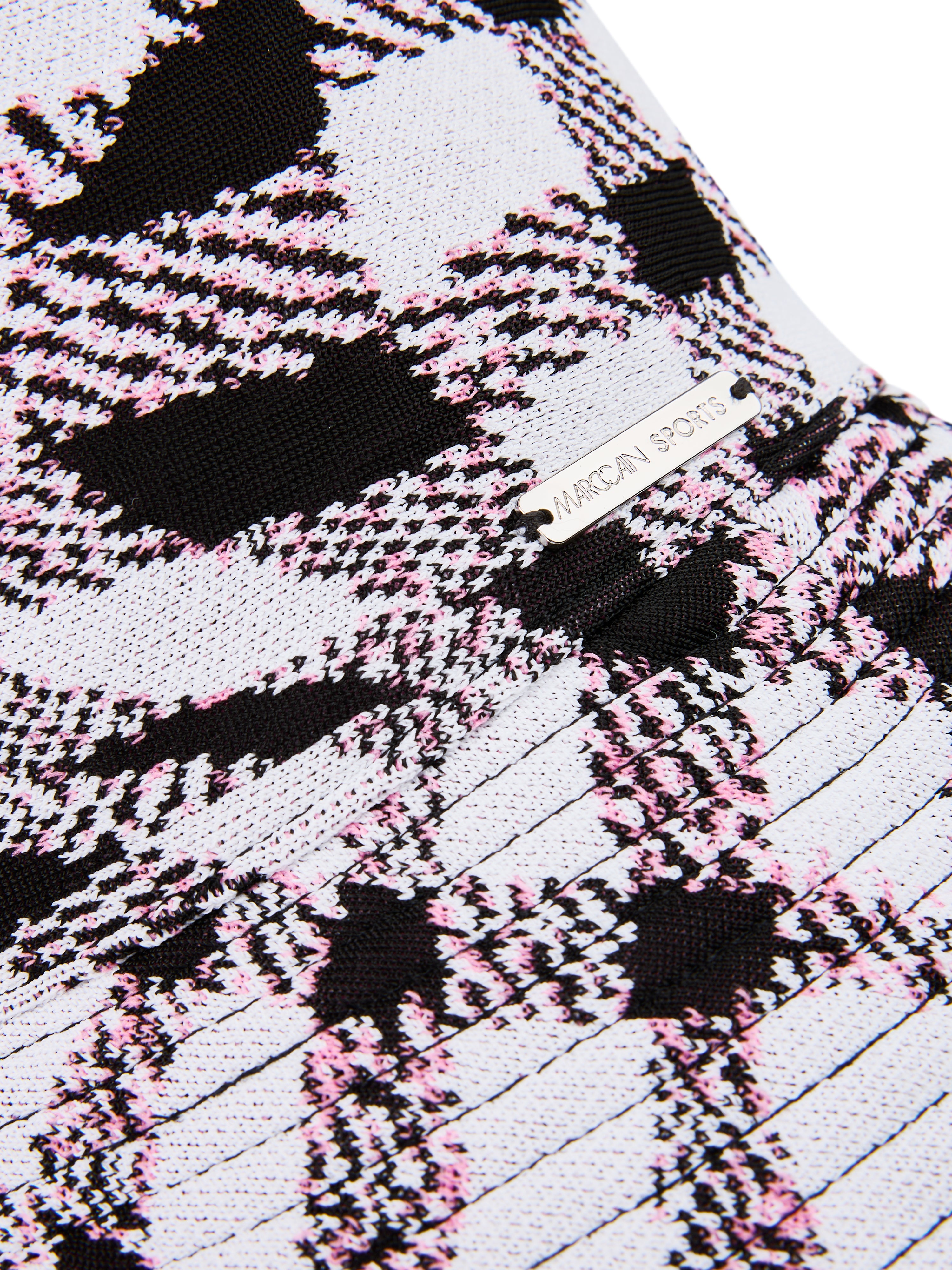 כובע באקט עם הדפס משבצותהרכב: 72% ויסקוזה, 16% פוליאסטור, 12% פוליאמיד