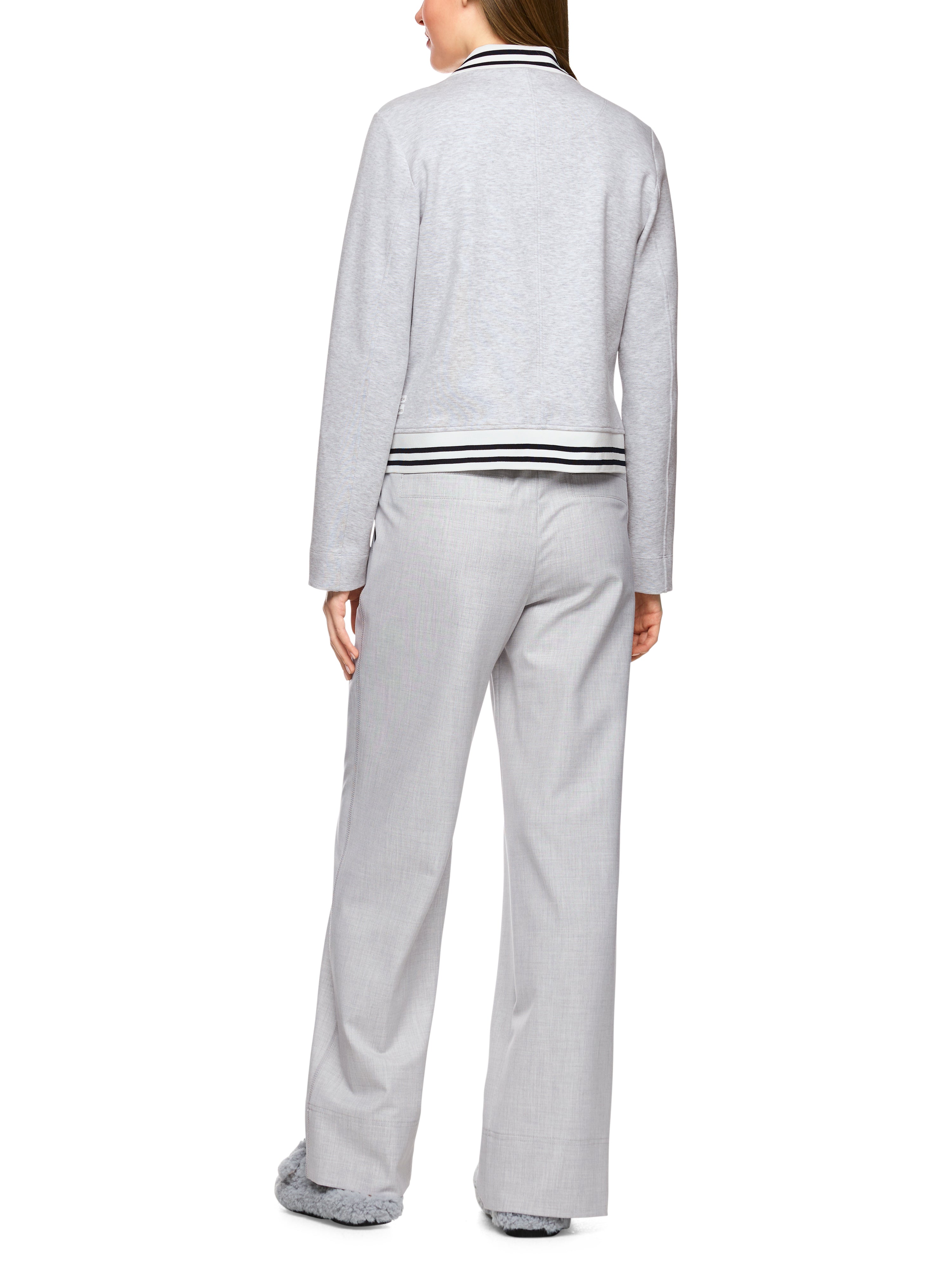 בלייזר ג'רזי גזרה צמודה עם גימורים סרוגים הרכב: 82% כותנה, 14% פוליאסטר, 4% אלסטןהדוגמנית בגובה 1.79 ולובשת מידה 3 של מארק קיין