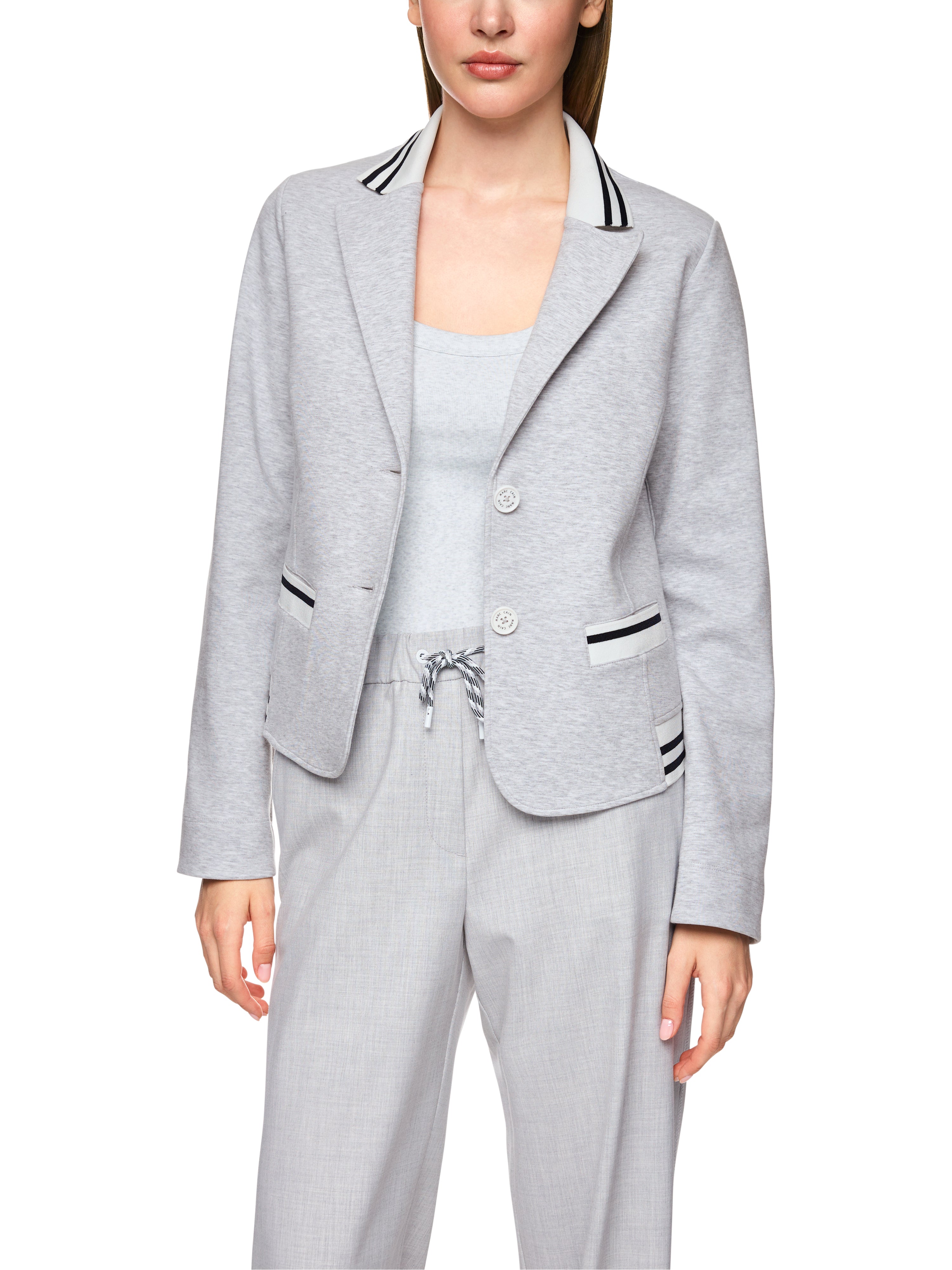 בלייזר ג'רזי גזרה צמודה עם גימורים סרוגים הרכב: 82% כותנה, 14% פוליאסטר, 4% אלסטןהדוגמנית בגובה 1.79 ולובשת מידה 3 של מארק קיין