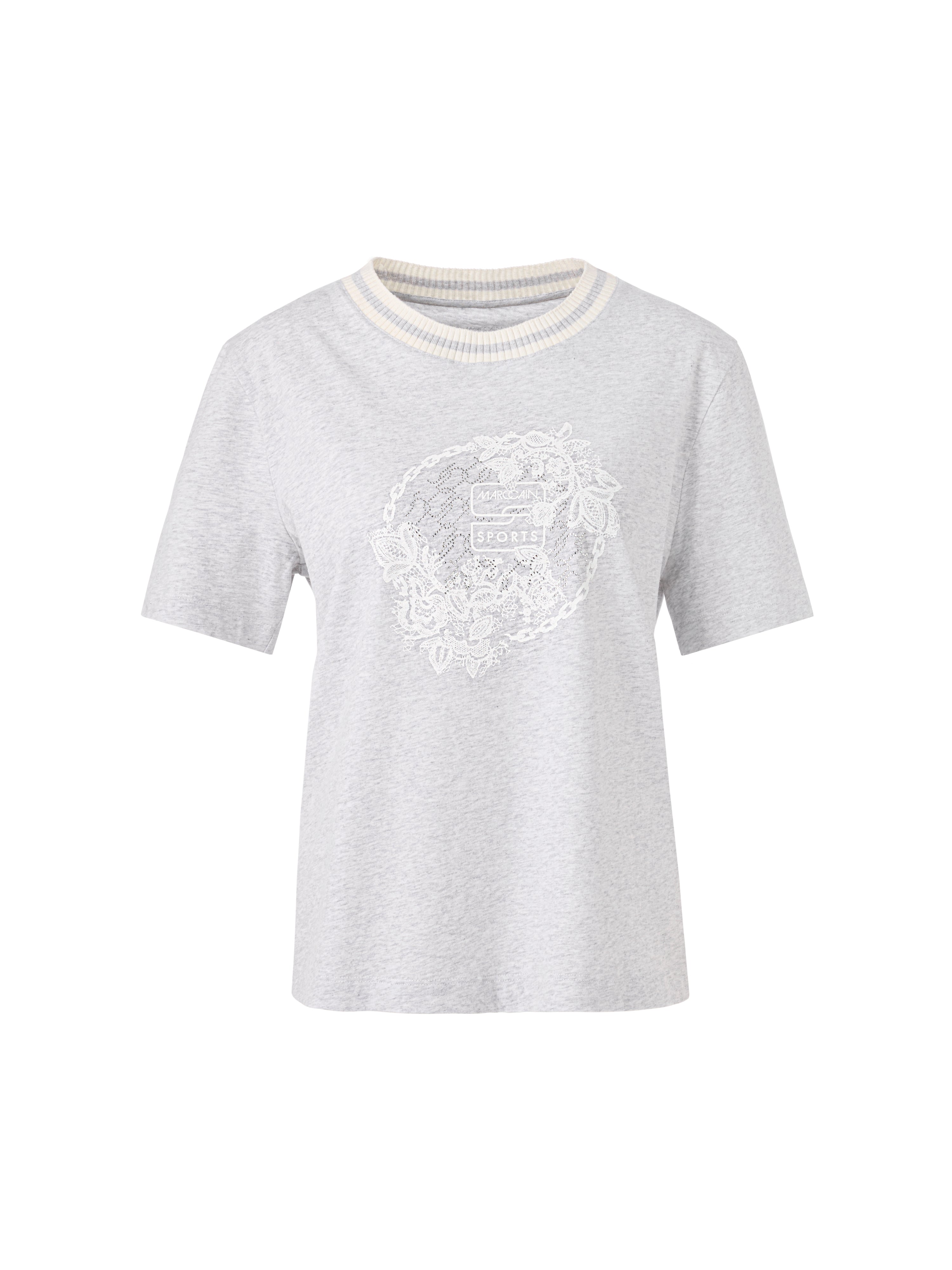 חולצת ג'רזי עשויה כותנה עם הדפס  הרכב: 100% כותנההדוגמנית בגובה 1.79 ולובשת מידה 3 של מארק קיין