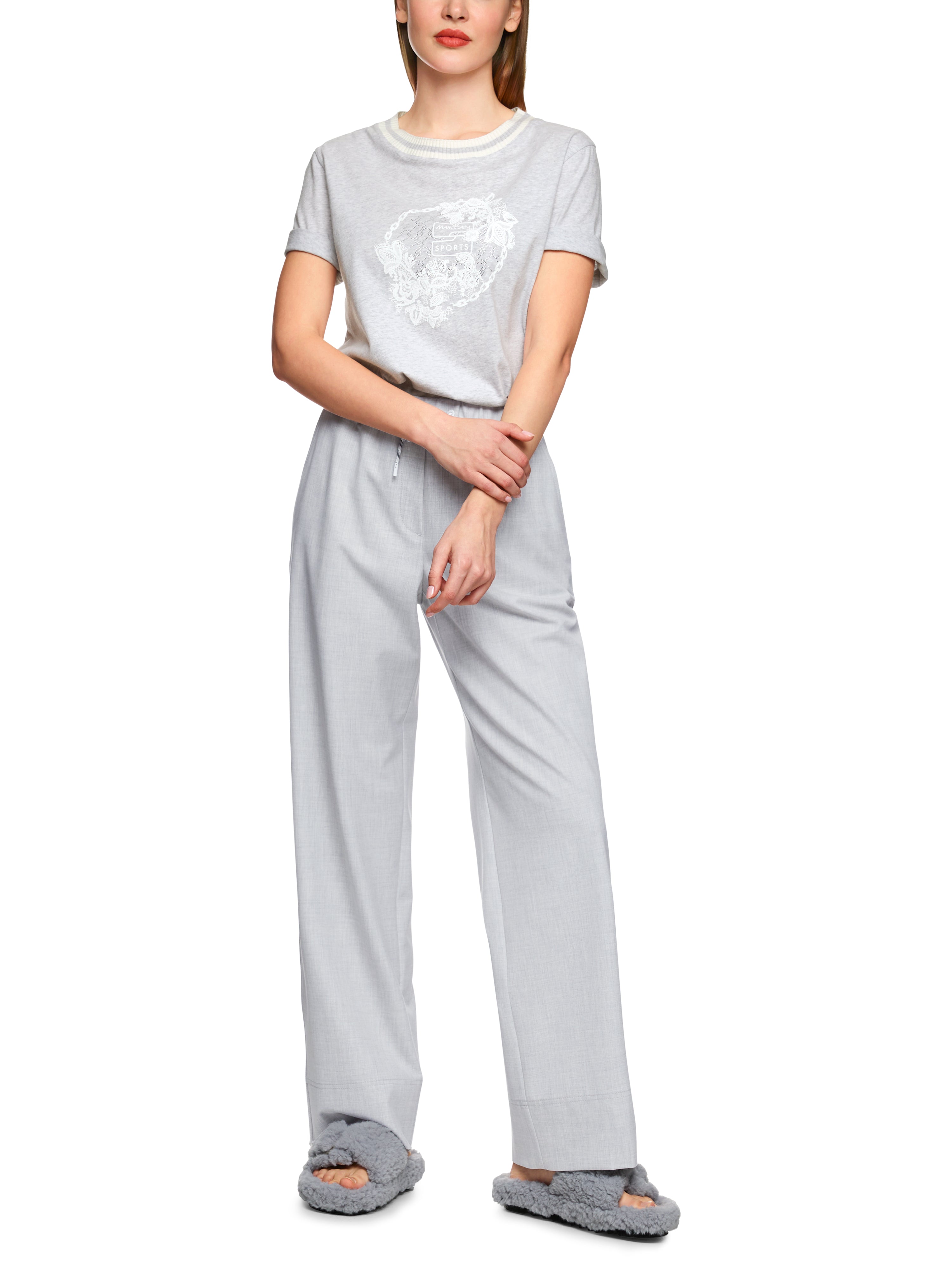 חולצת ג'רזי עשויה כותנה עם הדפס  הרכב: 100% כותנההדוגמנית בגובה 1.79 ולובשת מידה 3 של מארק קיין