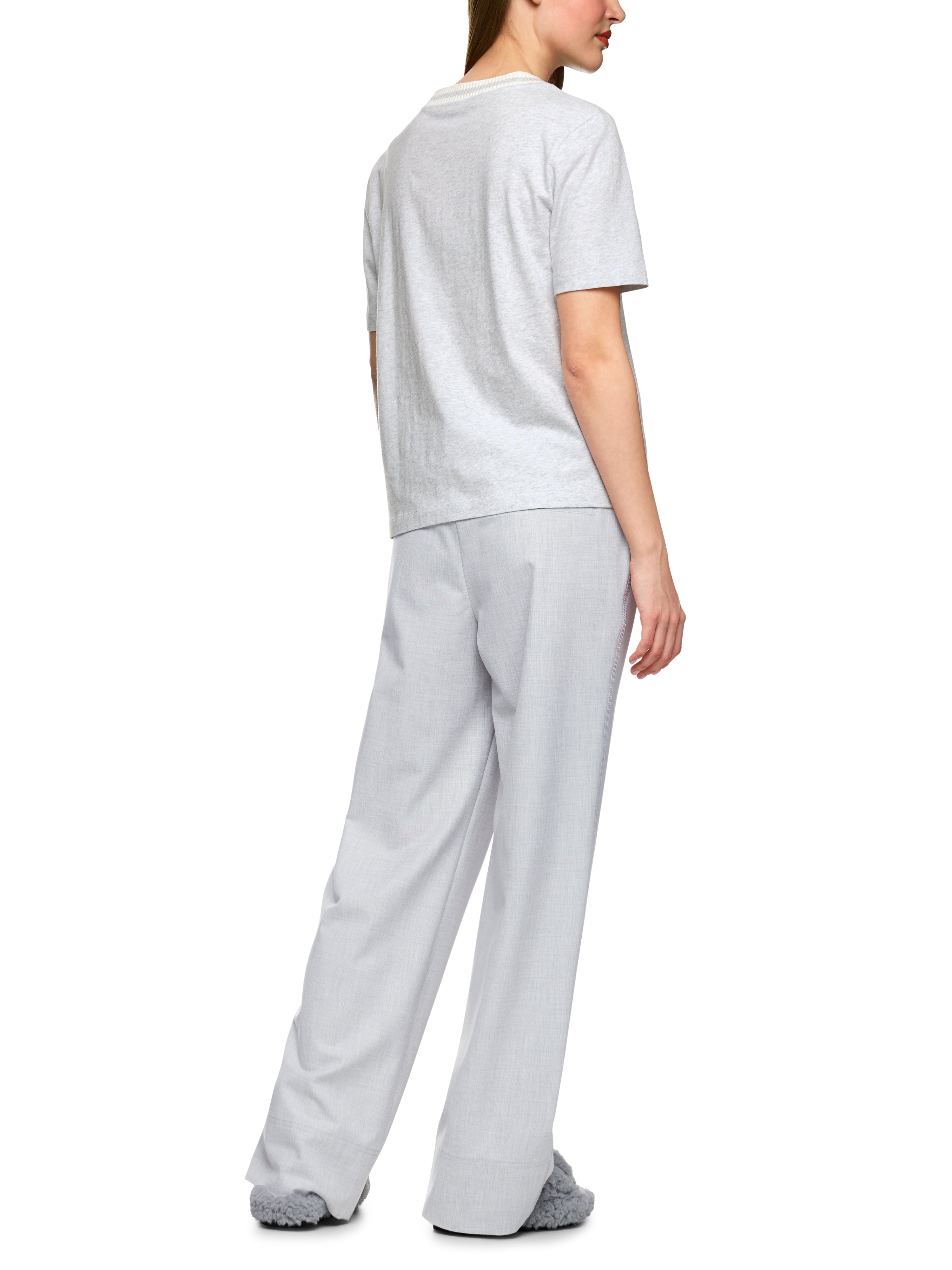 חולצת ג'רזי עשויה כותנה עם הדפס  הרכב: 100% כותנההדוגמנית בגובה 1.79 ולובשת מידה 3 של מארק קיין