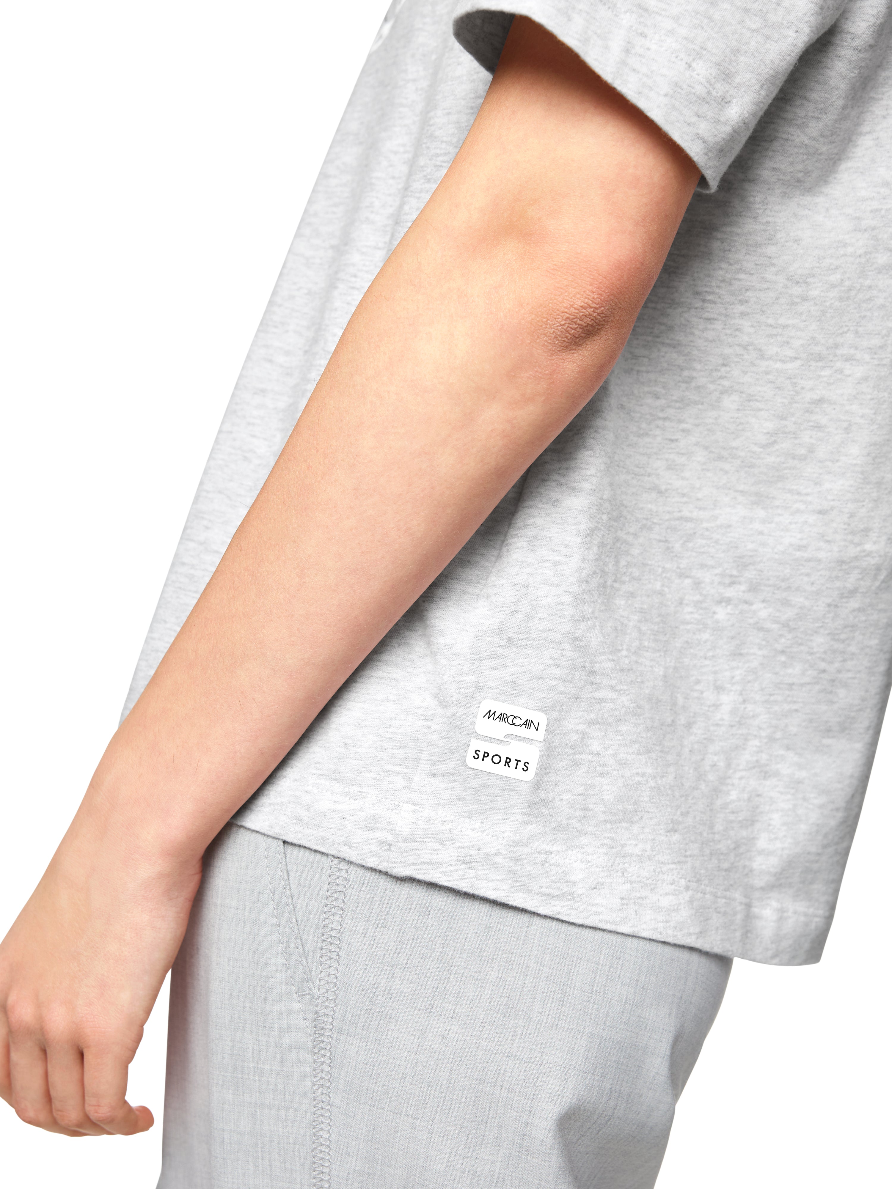 חולצת ג'רזי עשויה כותנה עם הדפס  הרכב: 100% כותנההדוגמנית בגובה 1.79 ולובשת מידה 3 של מארק קיין