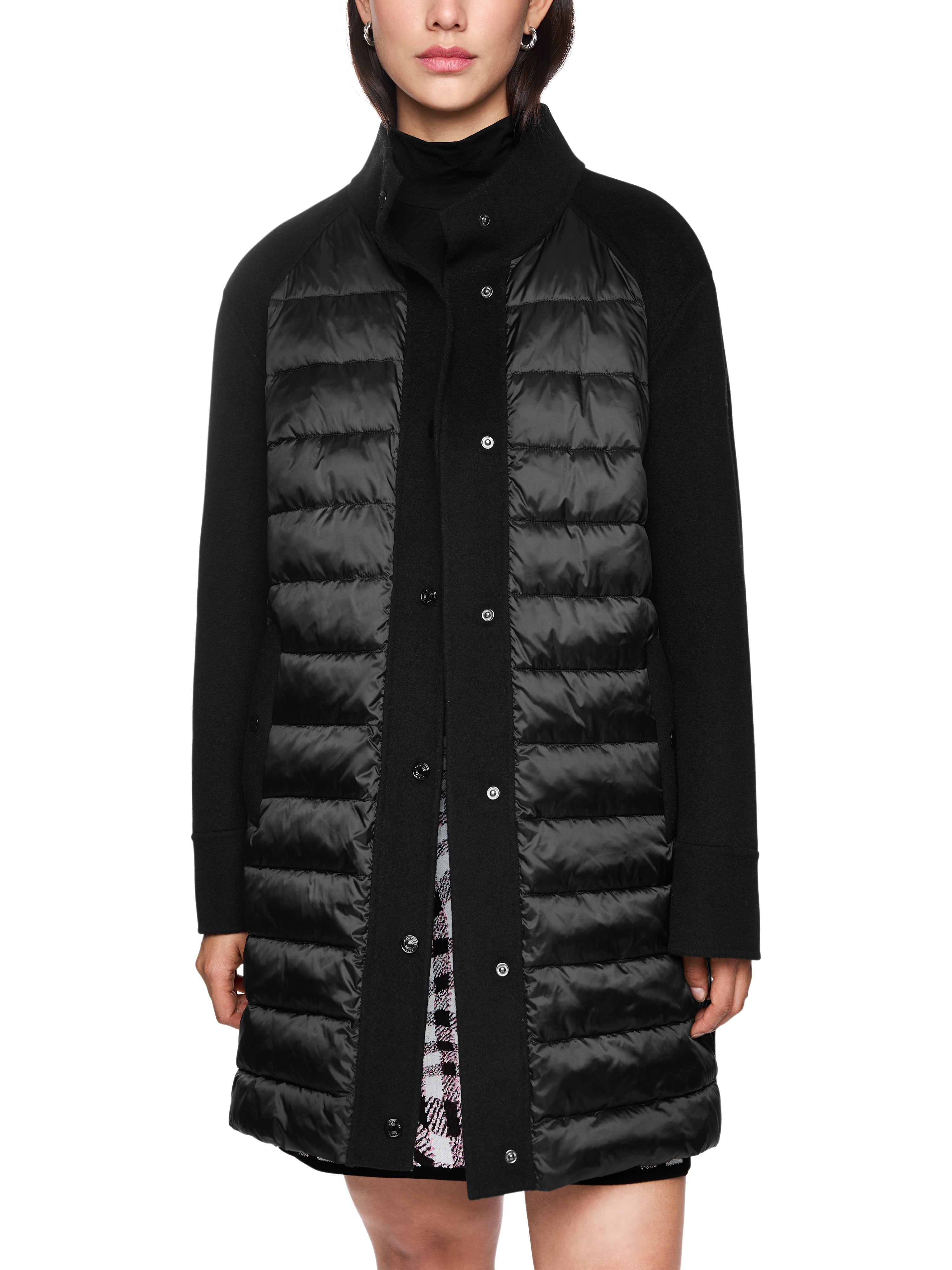 מעיל באורך מידי ובגזרה ישרה, עם סגירת כפתורים וכיסים צדדייםהרכב: 80% צמר, 20% פוליאמידהדוגמנית בגובה 1.79 ולובשת מידה 3 של מארק קיין 