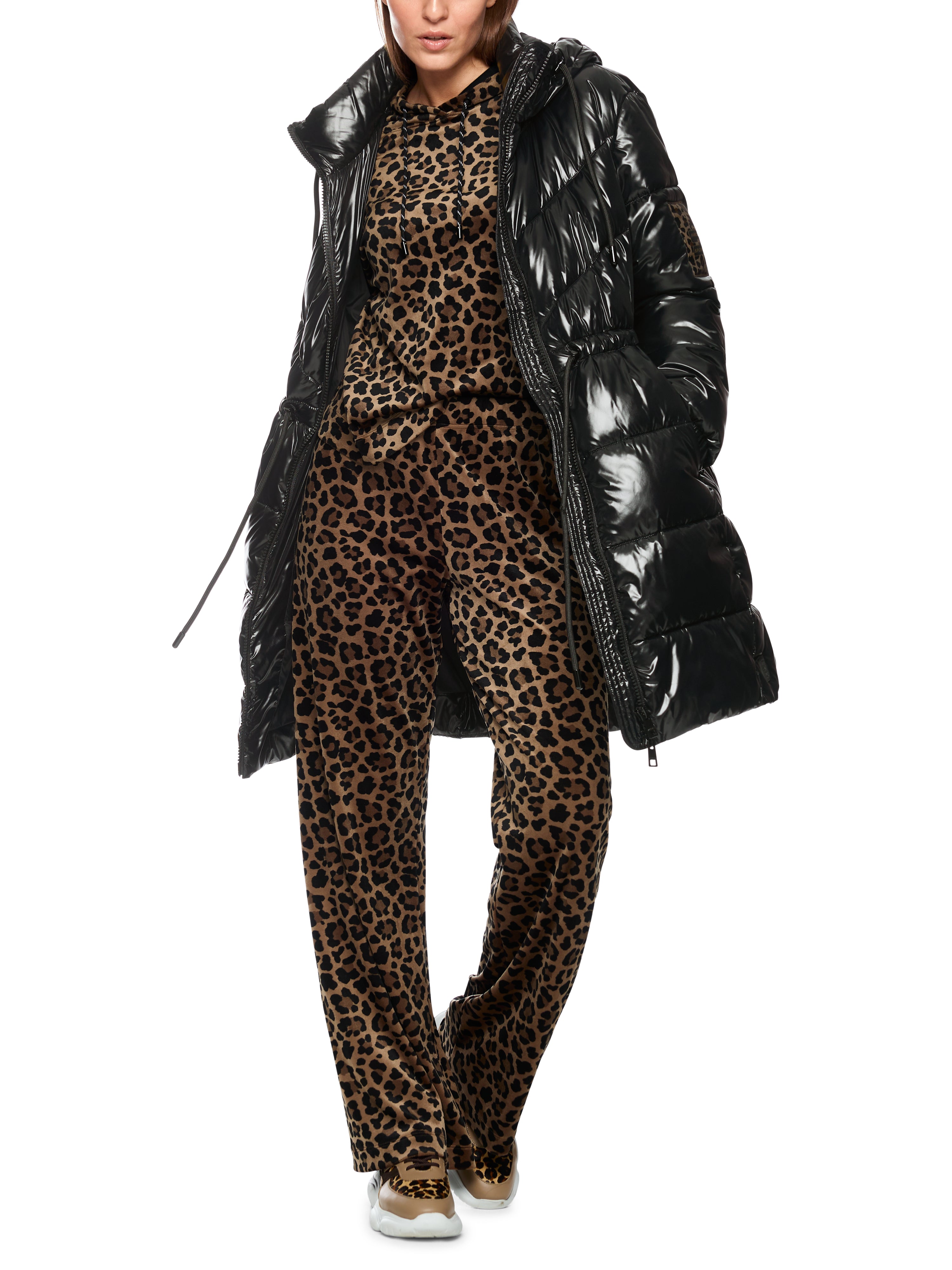 מעיל שחור עם מראה מבריק, קפוצ’ון ופנים עם הדפס נמרמעיל עם גזרה ישרה וחגורת קשירה למותןהרכב בד: 100% פוליאמיד ממוחזר עם מילוי פוליאסטר ממוחזרהדוגמנית בגובה 1.79 ולובשת מידה 3 של מארק קיין 