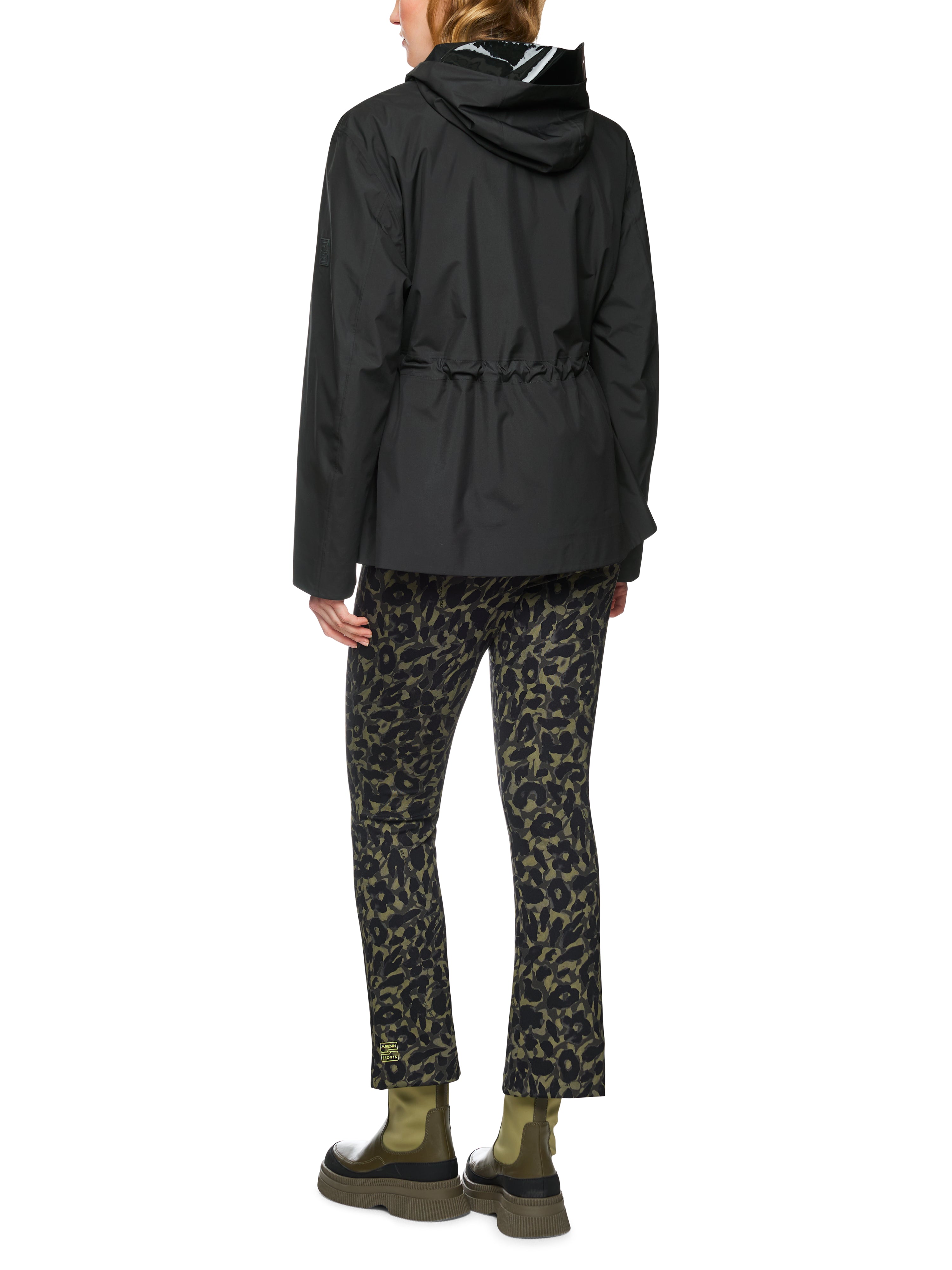 מעיל בגזרה ישרה עם צווארון גבוה, קפוצ'ון ורוכסן הרכב: 100% פוליאסטרהדוגמנית בגובה 1.79 ולובשת מידה 3 של מארק קיין