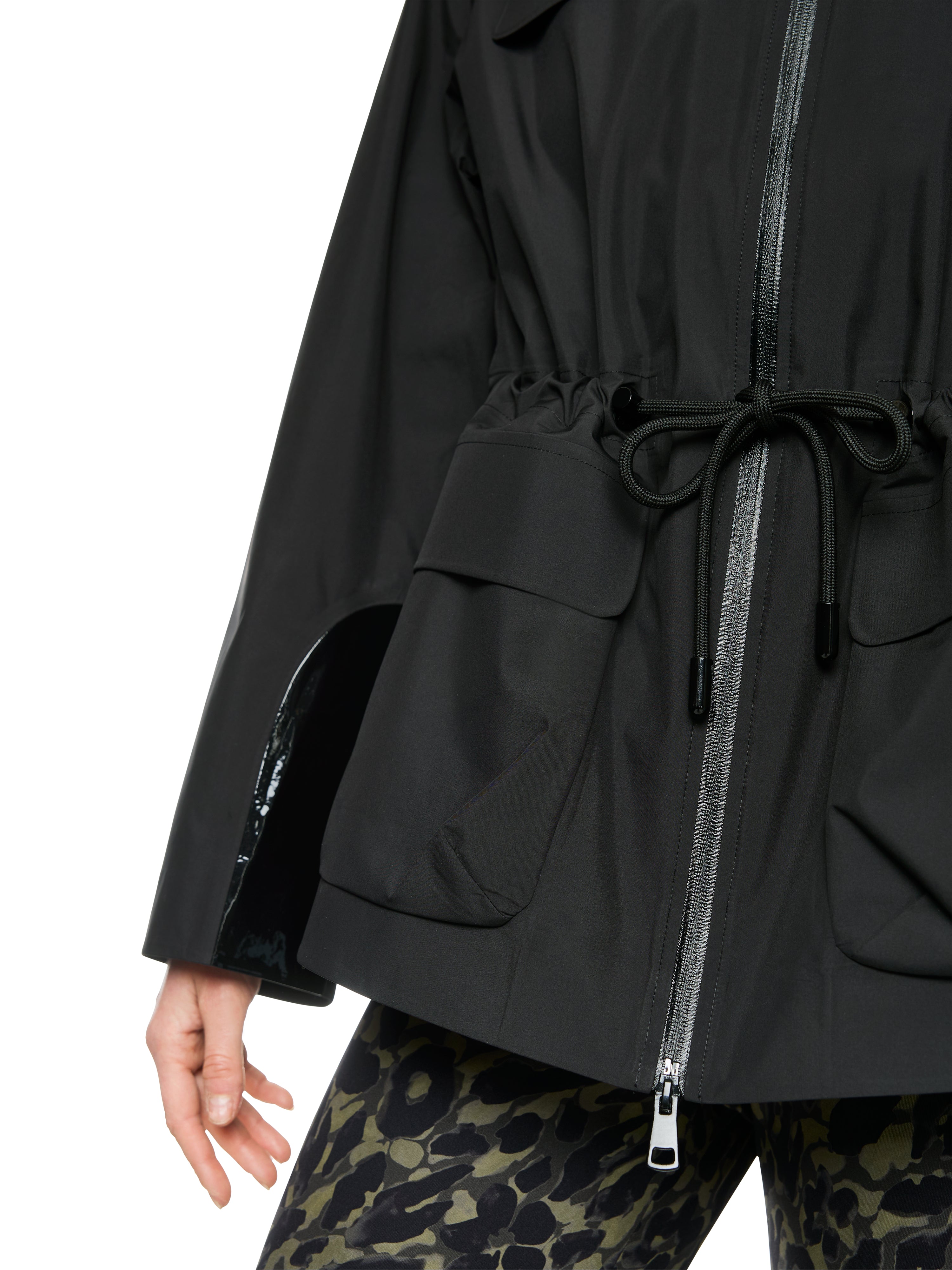 מעיל בגזרה ישרה עם צווארון גבוה, קפוצ'ון ורוכסן הרכב: 100% פוליאסטרהדוגמנית בגובה 1.79 ולובשת מידה 3 של מארק קיין