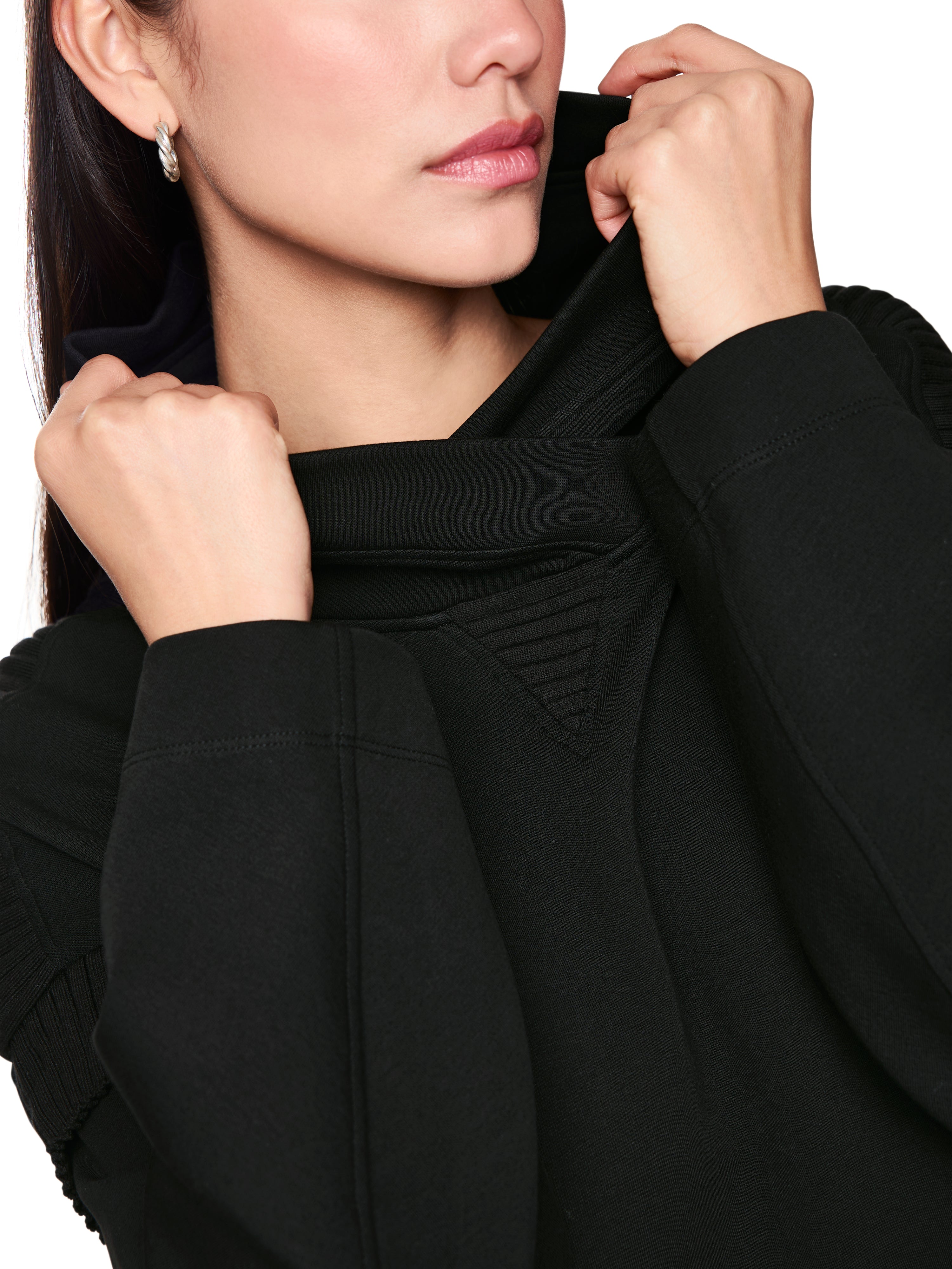 שמלת סוויטשירט בגזרת אוברסייז, באורך מידי עם כיסים צדדיים וקפוצ'וןהרכב: 88% כותנה, 8% פוליאסטר, 4% כותנההדוגמנית בגובה 1.79 ולובשת מידה 3 של מארק קיין 