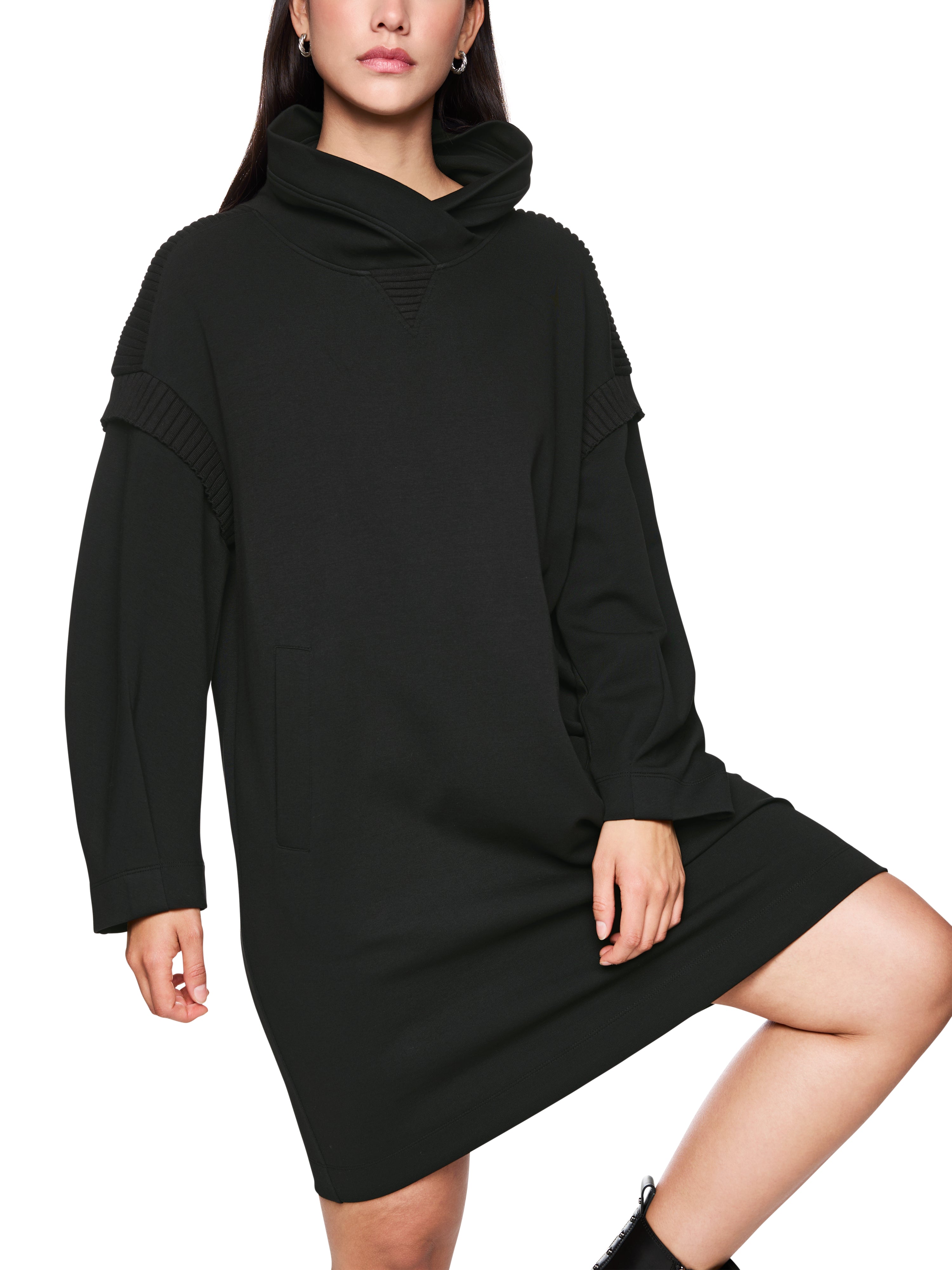 שמלת סוויטשירט בגזרת אוברסייז, באורך מידי עם כיסים צדדיים וקפוצ'וןהרכב: 88% כותנה, 8% פוליאסטר, 4% כותנההדוגמנית בגובה 1.79 ולובשת מידה 3 של מארק קיין 