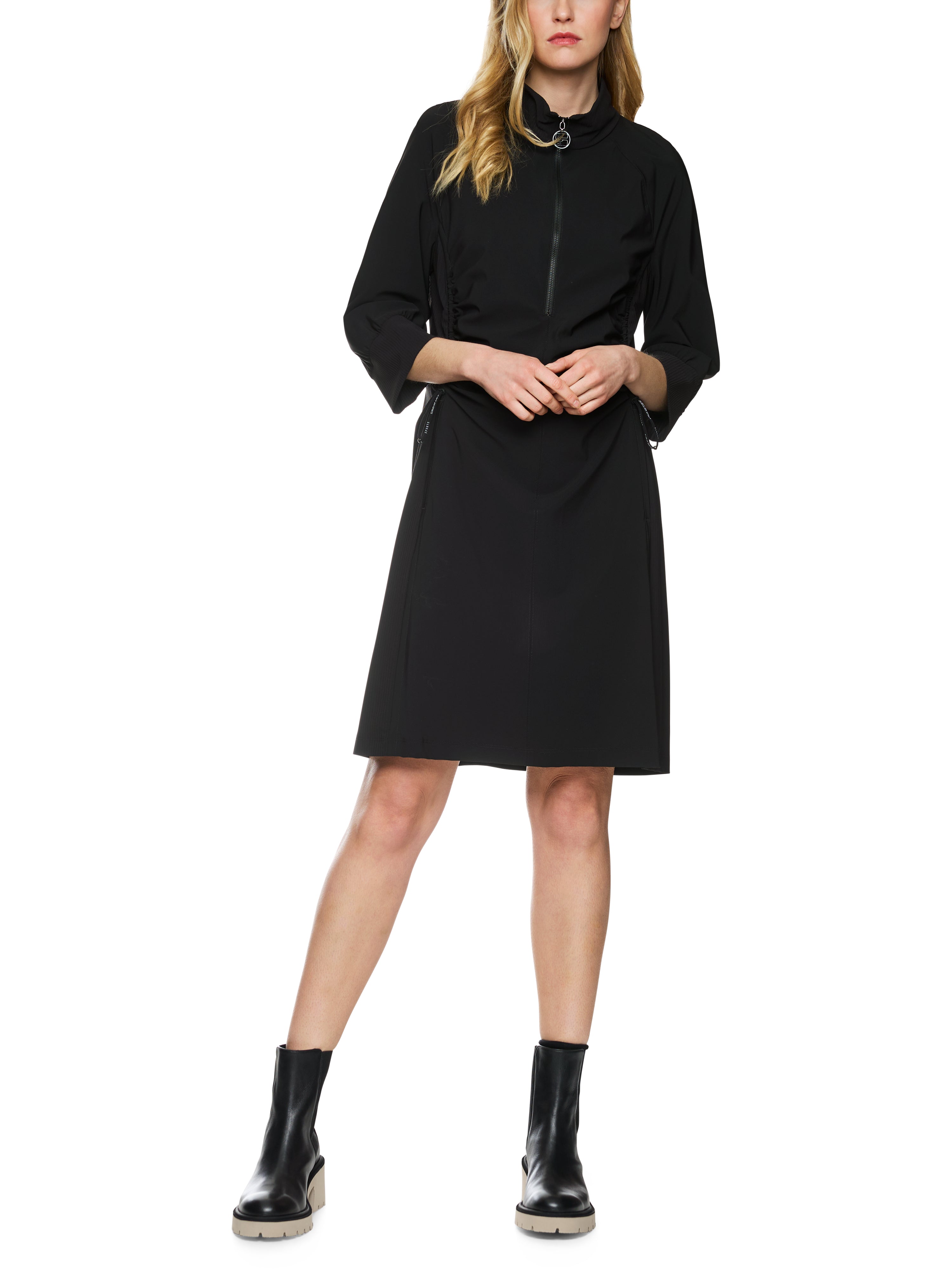 שמלה בגזרת A רחבה עם כיסים צדדיים וקשירות שרוךהרכב: 73% פוליאמיד, 27% אלסטןהדוגמנית בגובה 1.79 ולובשת מידה 3 של מארק קיין 