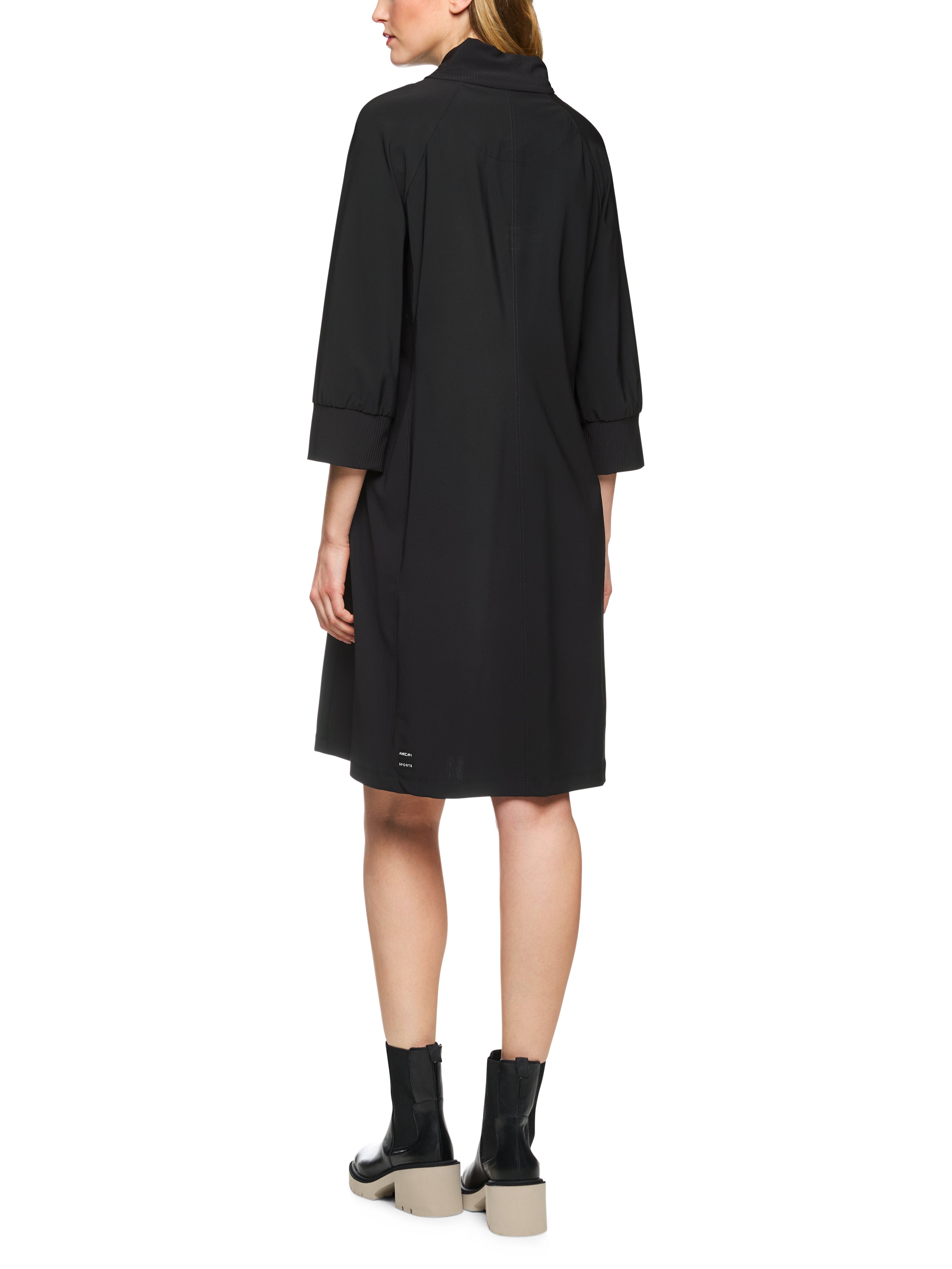 שמלה בגזרת A רחבה עם כיסים צדדיים וקשירות שרוךהרכב: 73% פוליאמיד, 27% אלסטןהדוגמנית בגובה 1.79 ולובשת מידה 3 של מארק קיין 