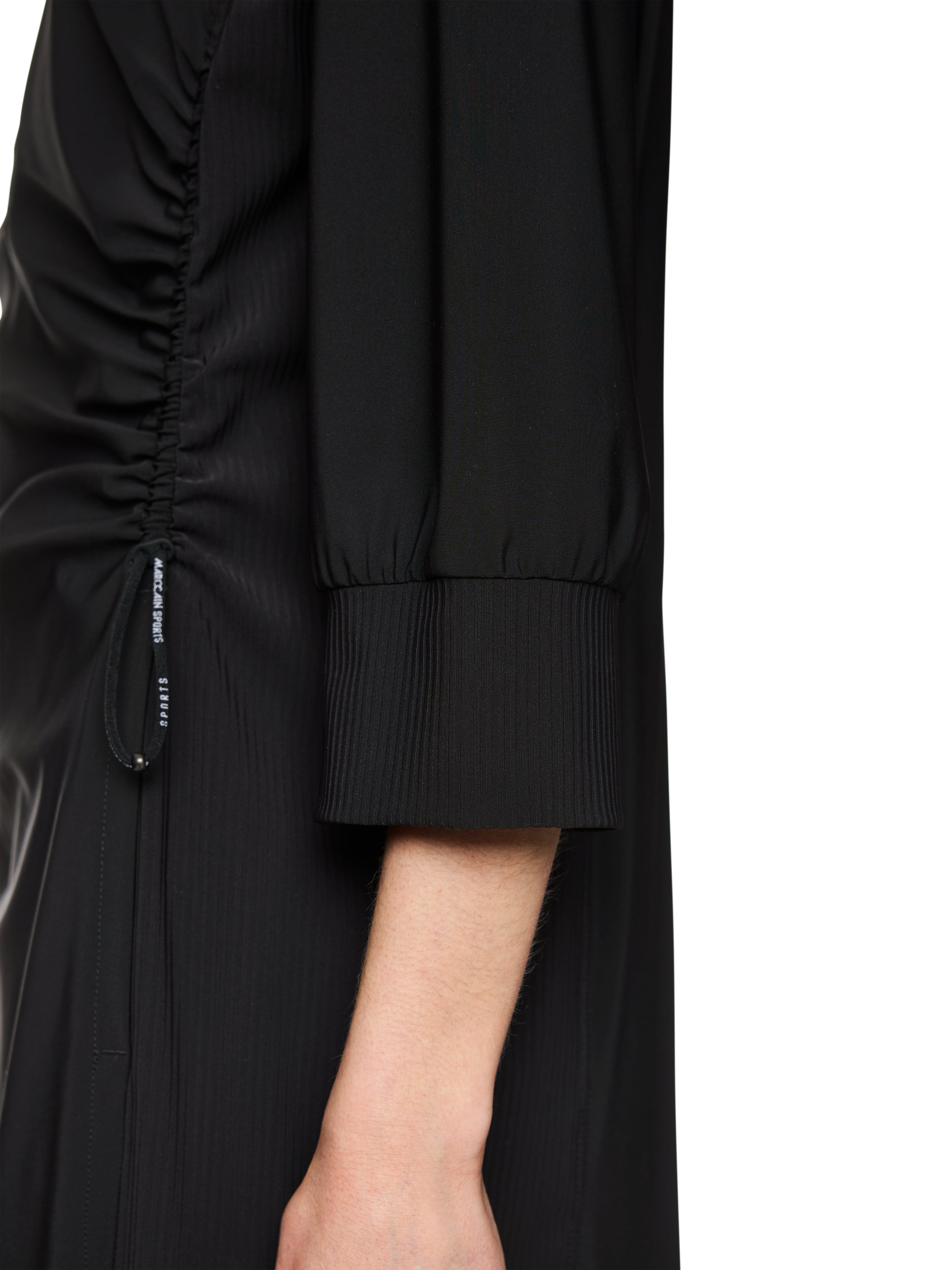 שמלה בגזרת A רחבה עם כיסים צדדיים וקשירות שרוךהרכב: 73% פוליאמיד, 27% אלסטןהדוגמנית בגובה 1.79 ולובשת מידה 3 של מארק קיין 