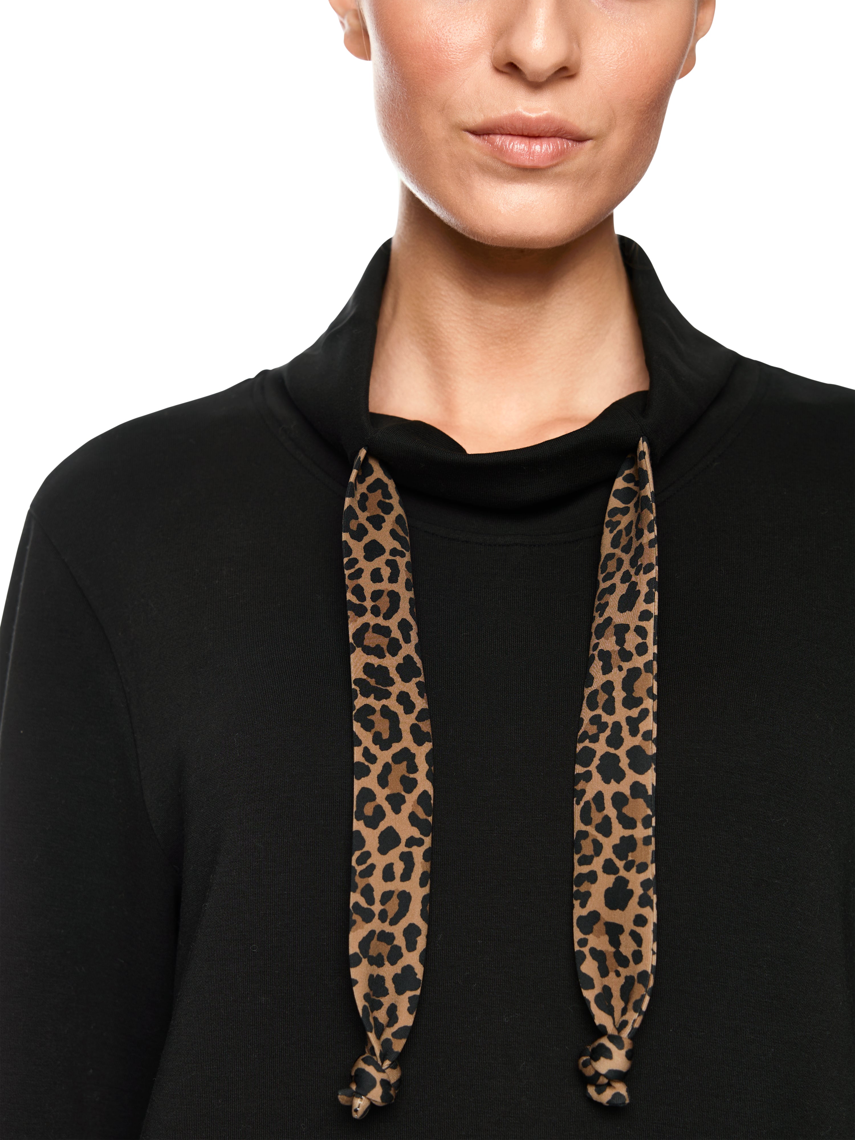 שמלת סווטשירט מידי בצבע שחור עם צווארון גבוה ושרוך בהדפס נמרגזרה ישרה ונוחה עם שני כיסים בגובה הירכייםהרכב בד: 88% כותנה, 8% פוליאסטר, 4% אלסטןהדוגמנית בגובה 1.79 מ' ולובשת מידה 3 של מארק קיין