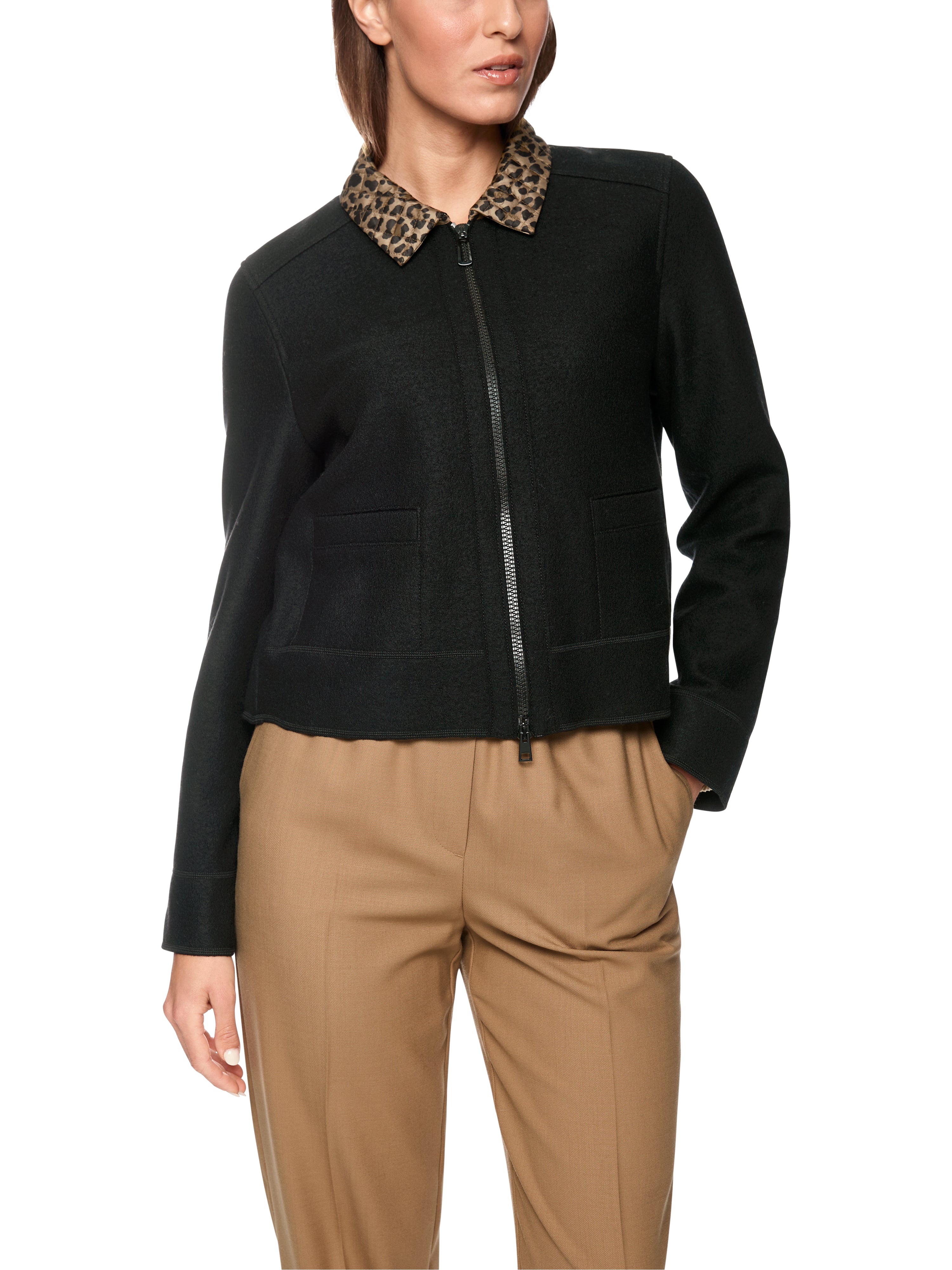 ז'קט שחור בגזרה ישרה, עם רוכסן דו-כיווני וכיסיםכולל צווארון עם הדפס נמר ורצועת גומי בגבהרכב בד: 100% צמר בתוליהדוגמנית בגובה 1.79 ולובשת מידה 3 של מארק קיין 