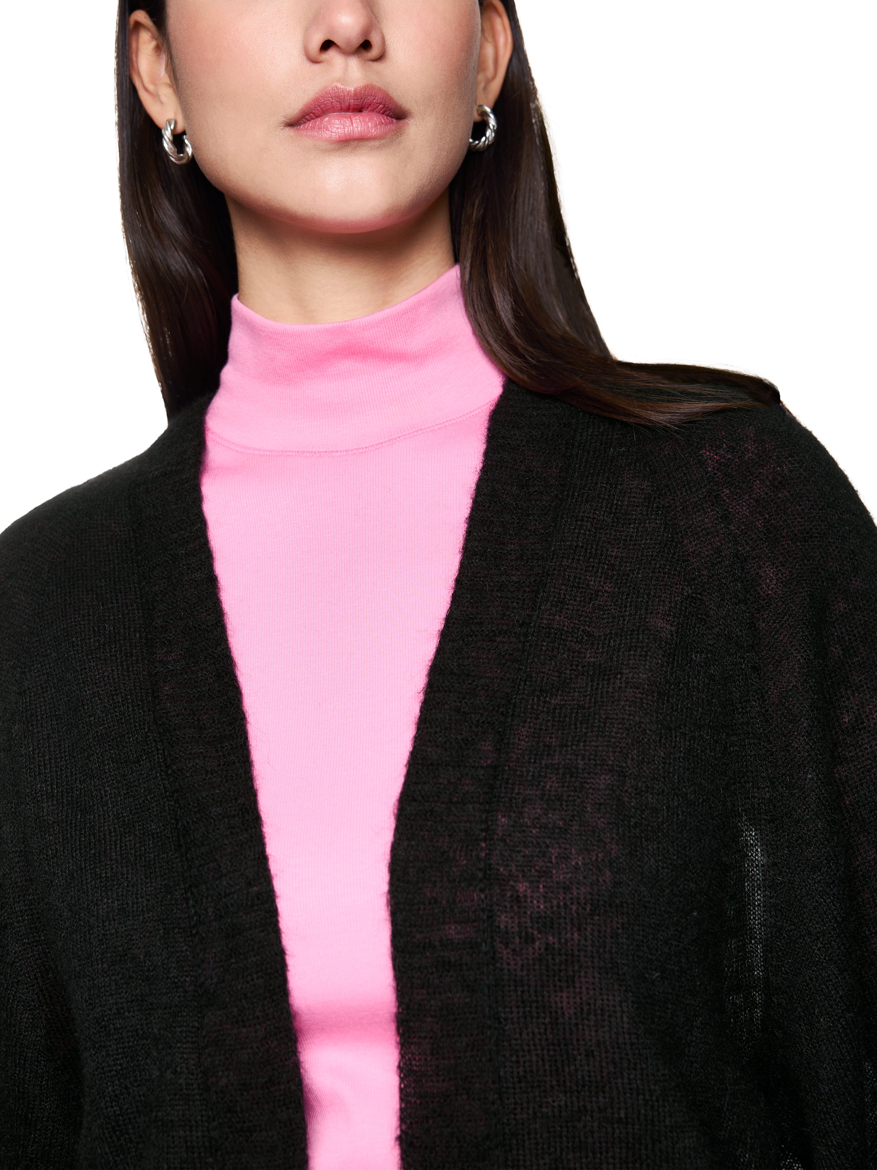 קרדיגן סרוג בגזרה ישרה, ללא סגירההרכב: 55% אלפקה, 35% פוליאמיד, 10% צמרהדוגמנית בגובה 1.79 ולובשת מידה 3 של מארק קיין