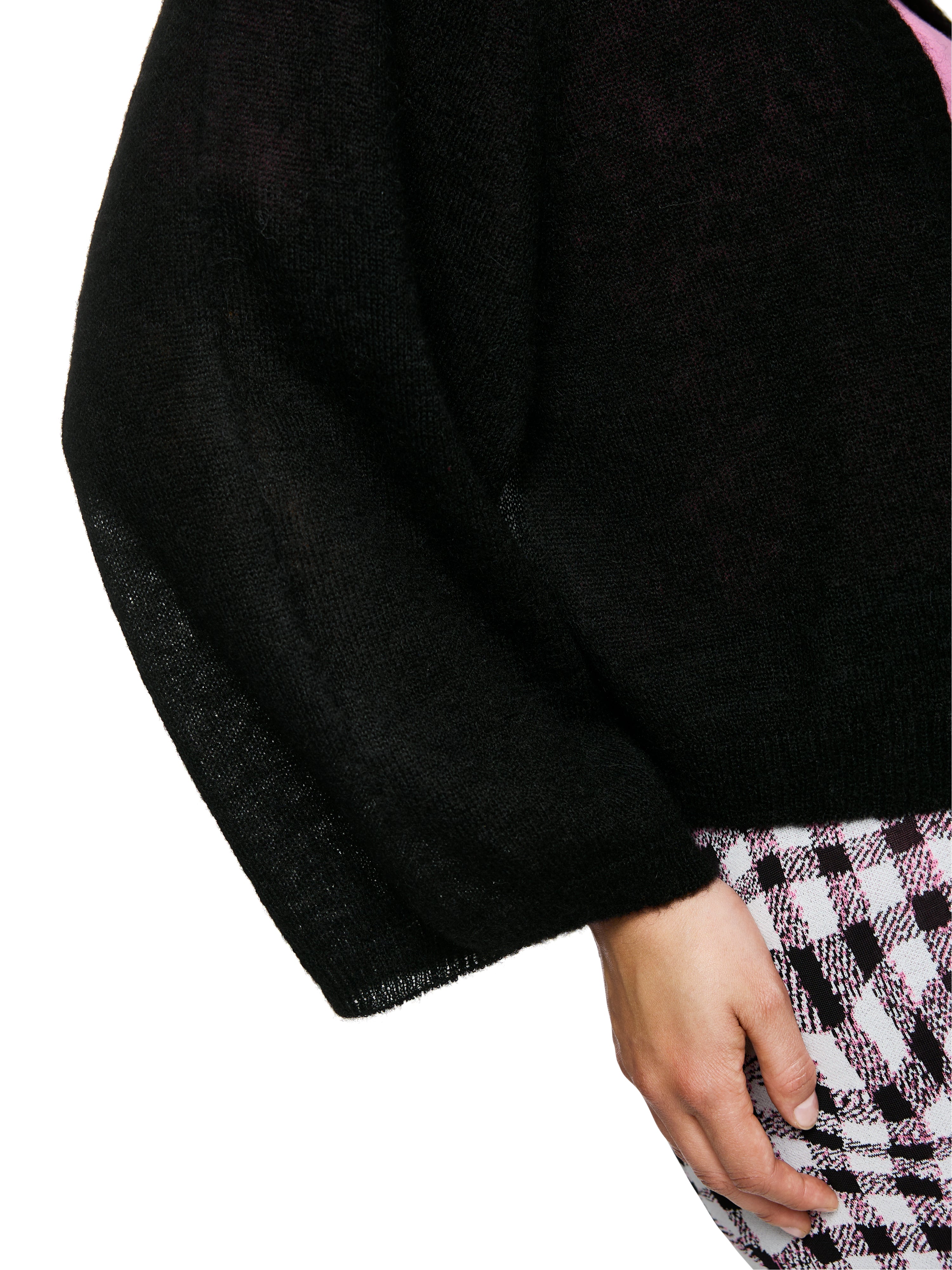 קרדיגן סרוג בגזרה ישרה, ללא סגירההרכב: 55% אלפקה, 35% פוליאמיד, 10% צמרהדוגמנית בגובה 1.79 ולובשת מידה 3 של מארק קיין