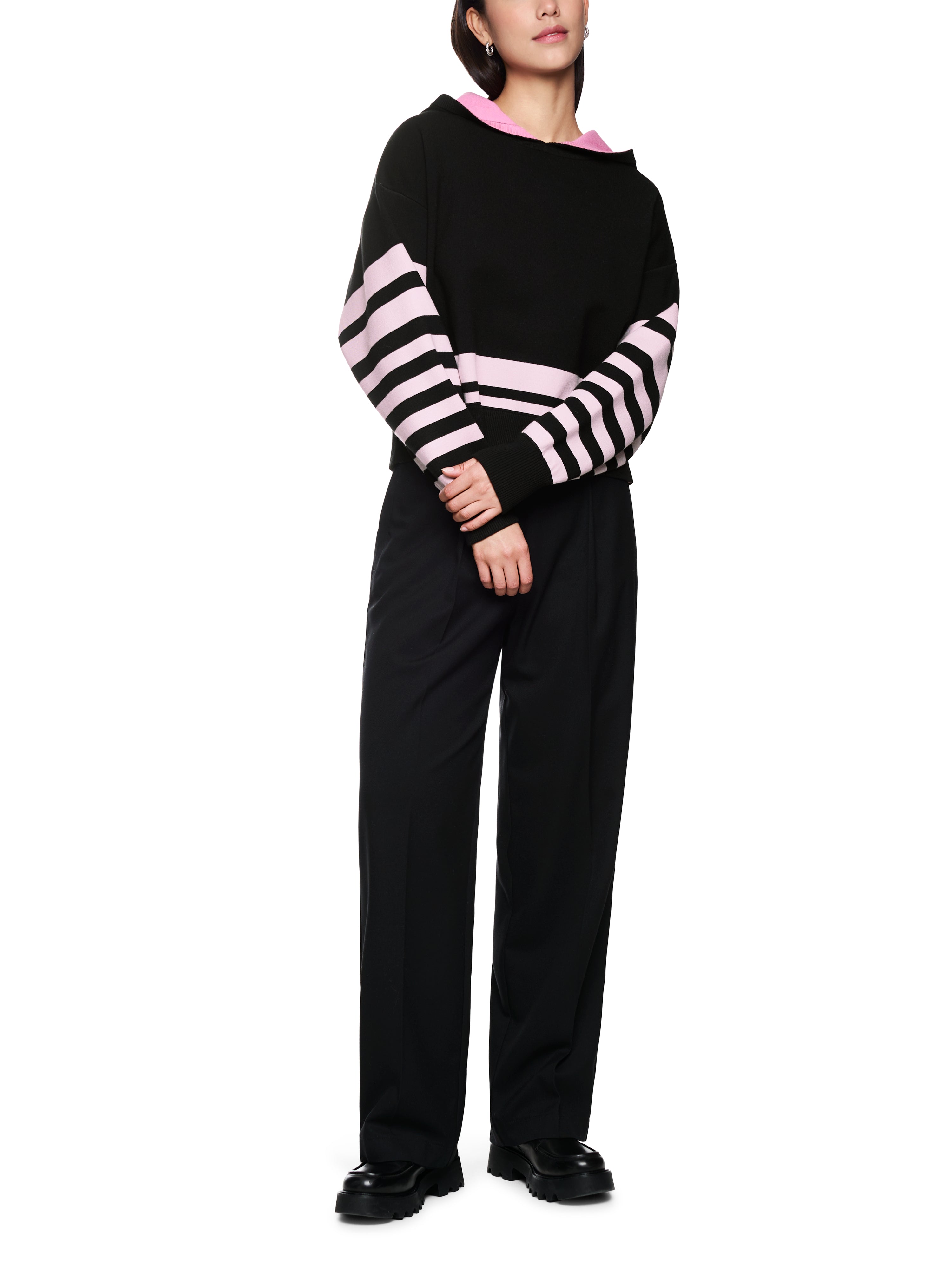 סריג בגזרה ישרה עם פסים עבים, בשילוב קפוצ'וןהרכב: 72% ויסקוזה, 27% פוליאסטרהדוגמנית בגובה 1.79 ולובשת מידה 3 של מארק קיין