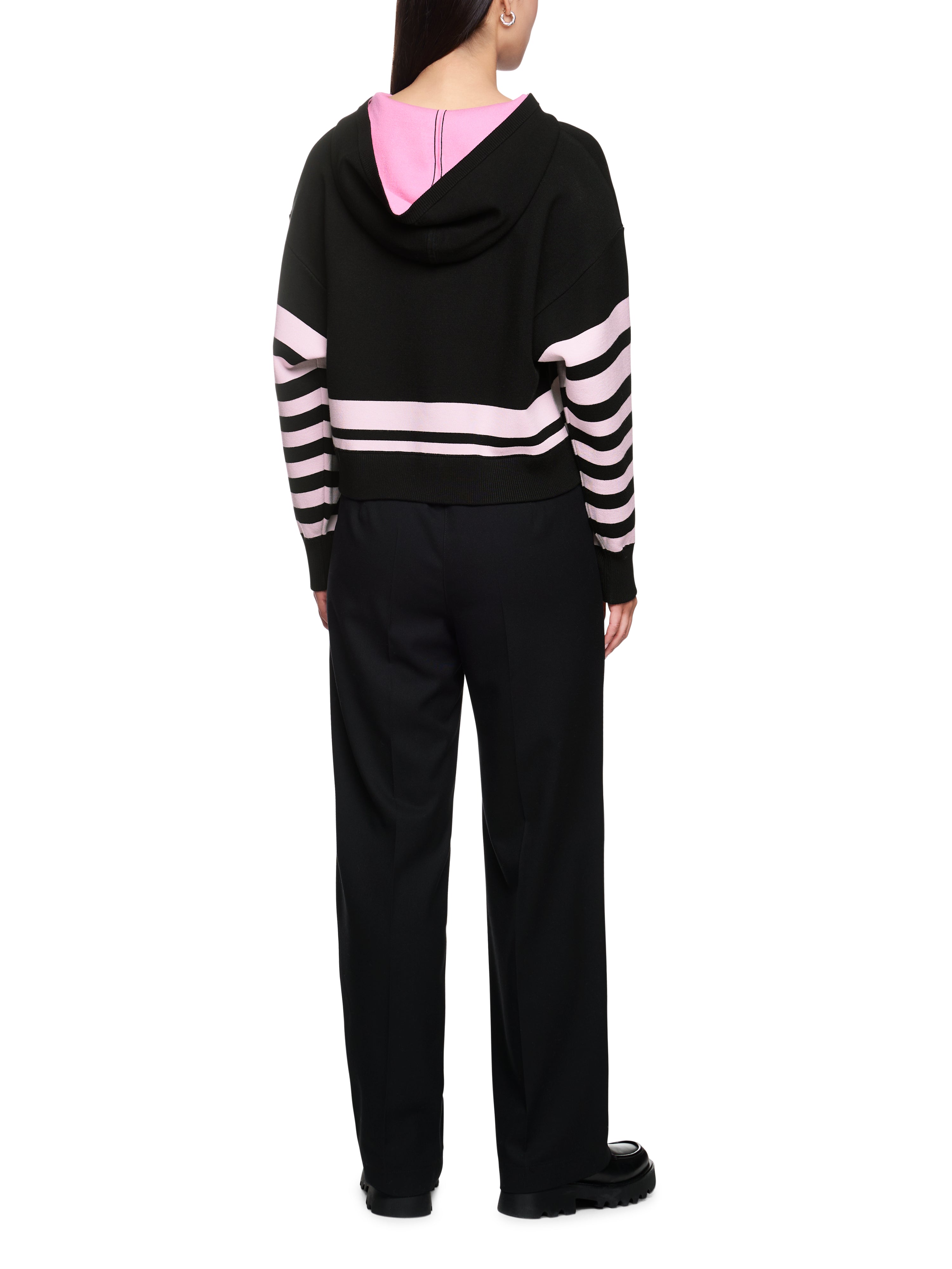 סריג בגזרה ישרה עם פסים עבים, בשילוב קפוצ'וןהרכב: 72% ויסקוזה, 27% פוליאסטרהדוגמנית בגובה 1.79 ולובשת מידה 3 של מארק קיין