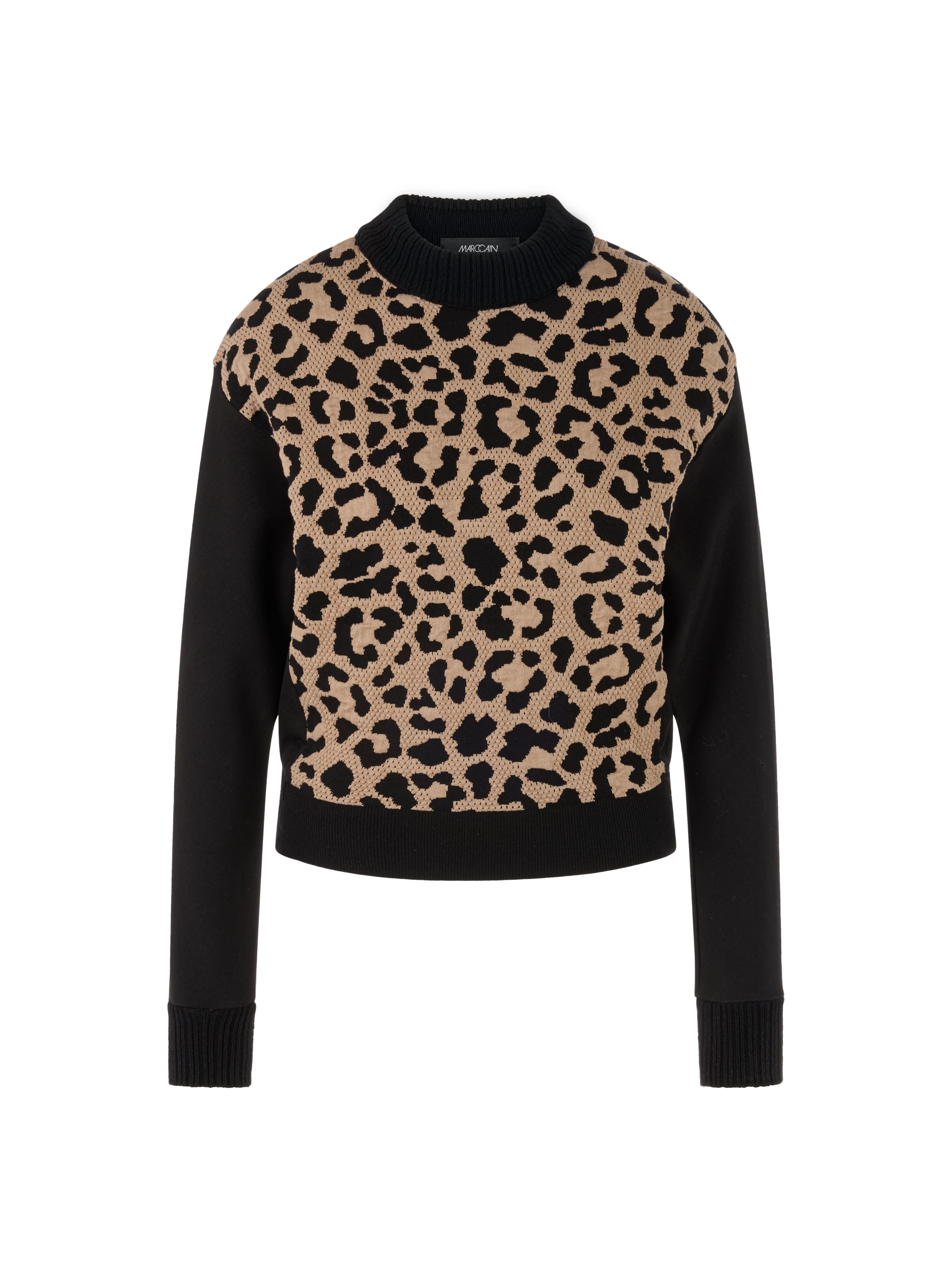 סוודר שחור בגזרה ישרה עם צווארון גבוה ושרוולים רחביםבחזית הדפס מנומר, בגב גומיהרכב בד: 51% ויסקוזה, 27% כותנה, 22% פוליאסטרהדוגמנית בגובה 1.79 ולובשת מידה 3 של מארק קיין 