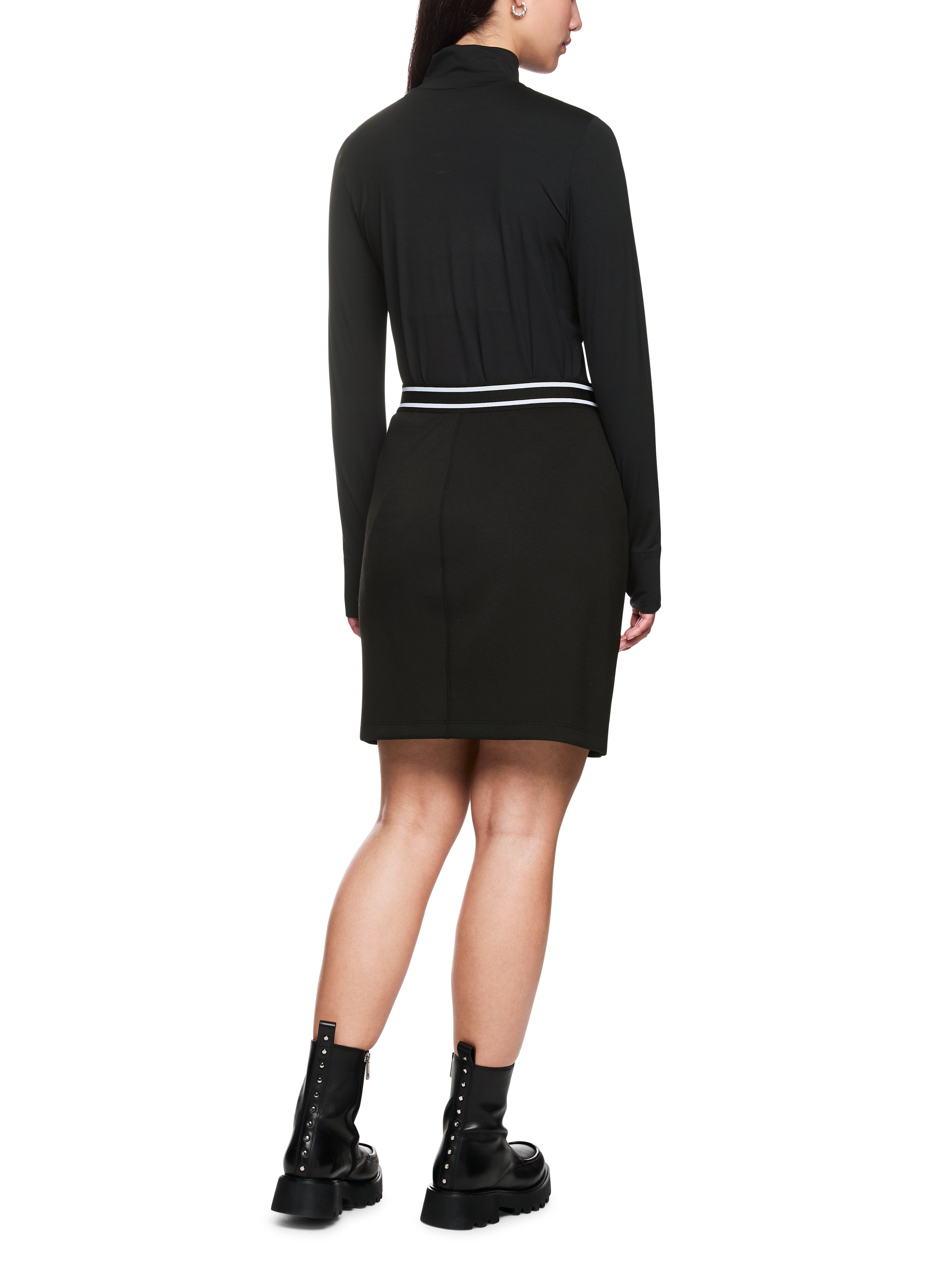 חולצת גולף בגזרה צמודההרכב: 87% פוליאמיד 13% אלסטןהדוגמנית בגובה 1.79 ולובשת מידה 3 של מארק קיין