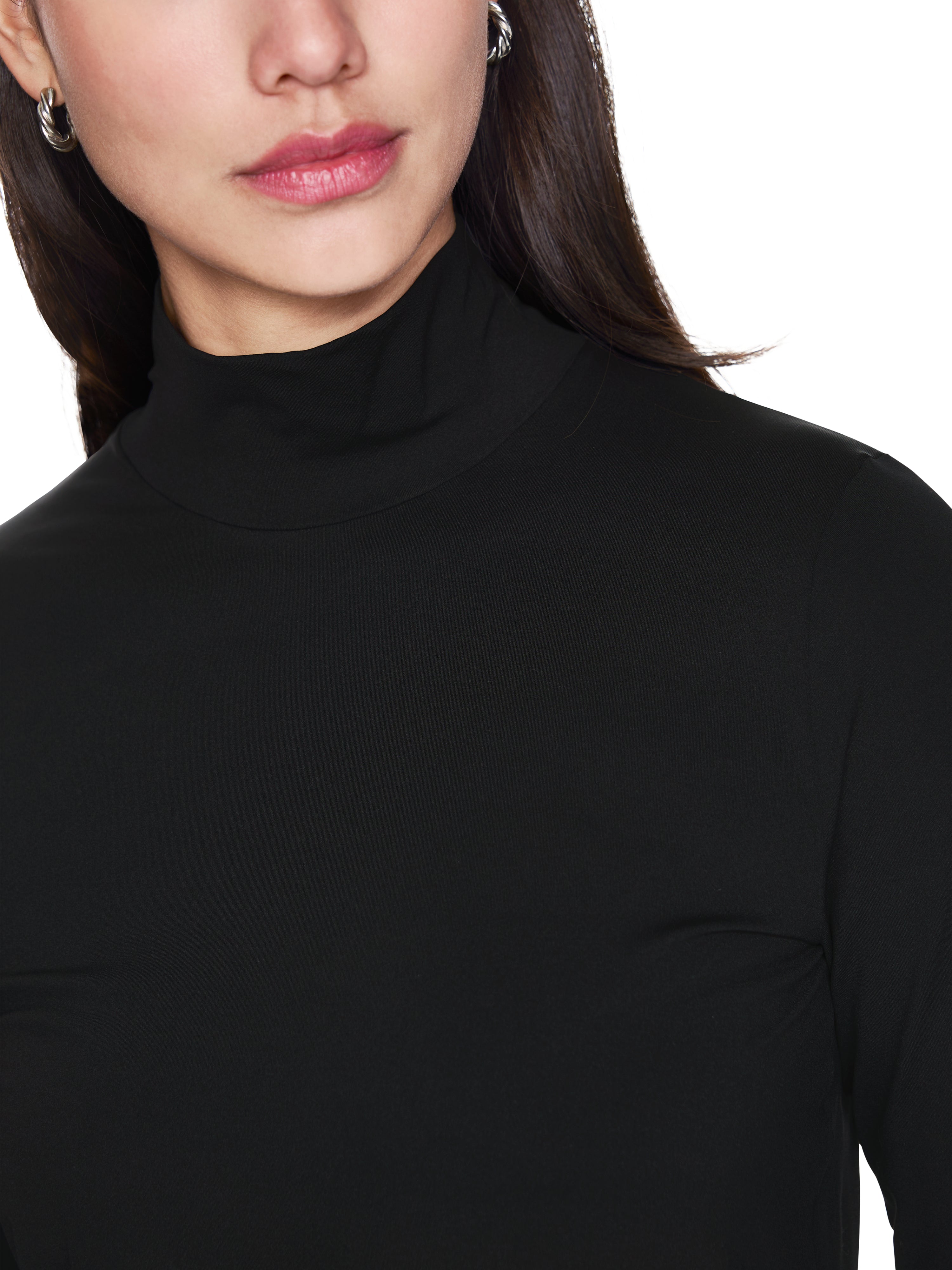 חולצת גולף בגזרה צמודההרכב: 87% פוליאמיד 13% אלסטןהדוגמנית בגובה 1.79 ולובשת מידה 3 של מארק קיין