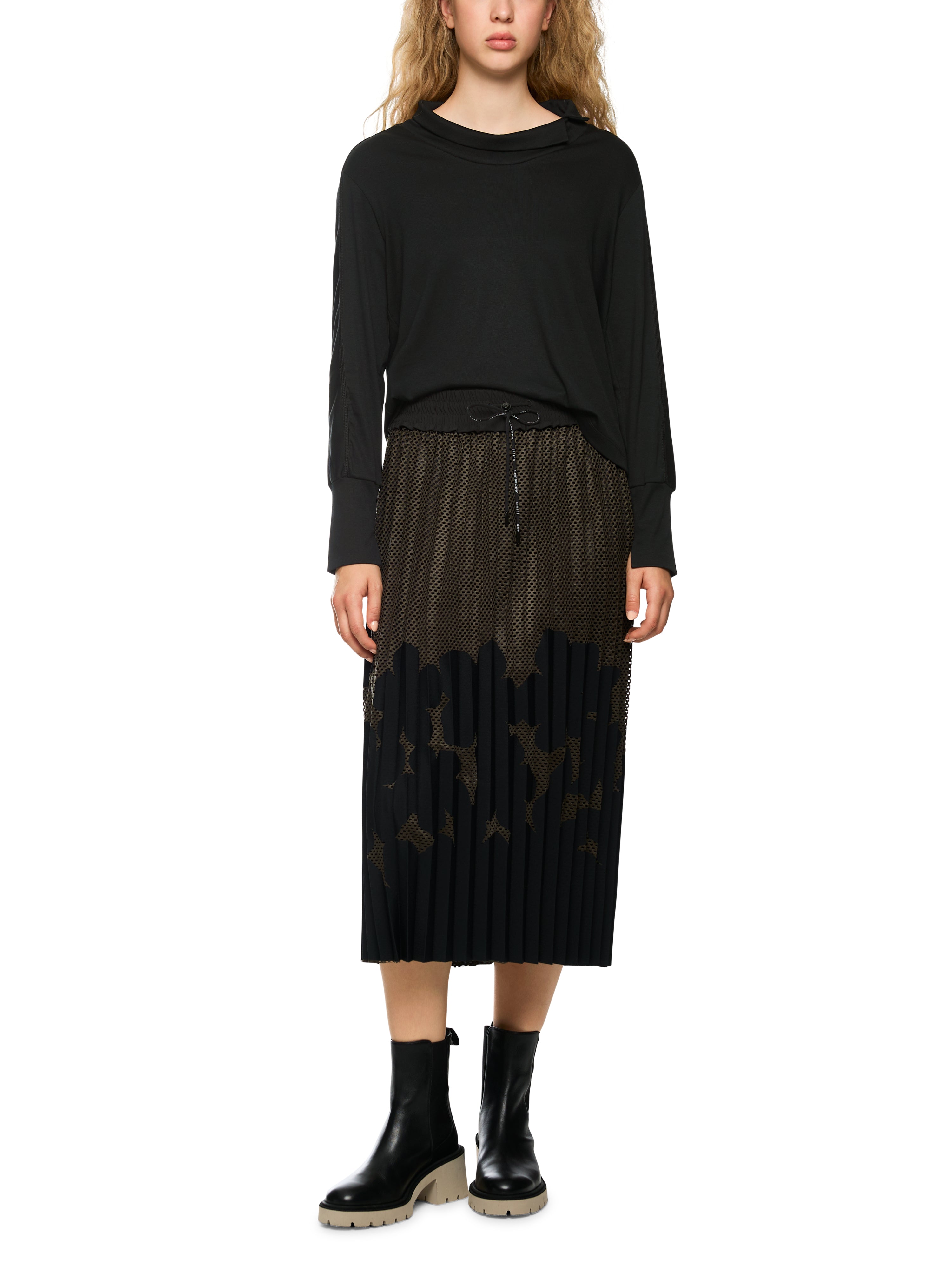 חולצת צווארון עגול בגזרה ישרה עם שרוולים ארוכיםהרכב: 94% כותנה, 6% אלסטןהדוגמנית בגובה 1.79 ולובשת מידה 3 של מארק קיין