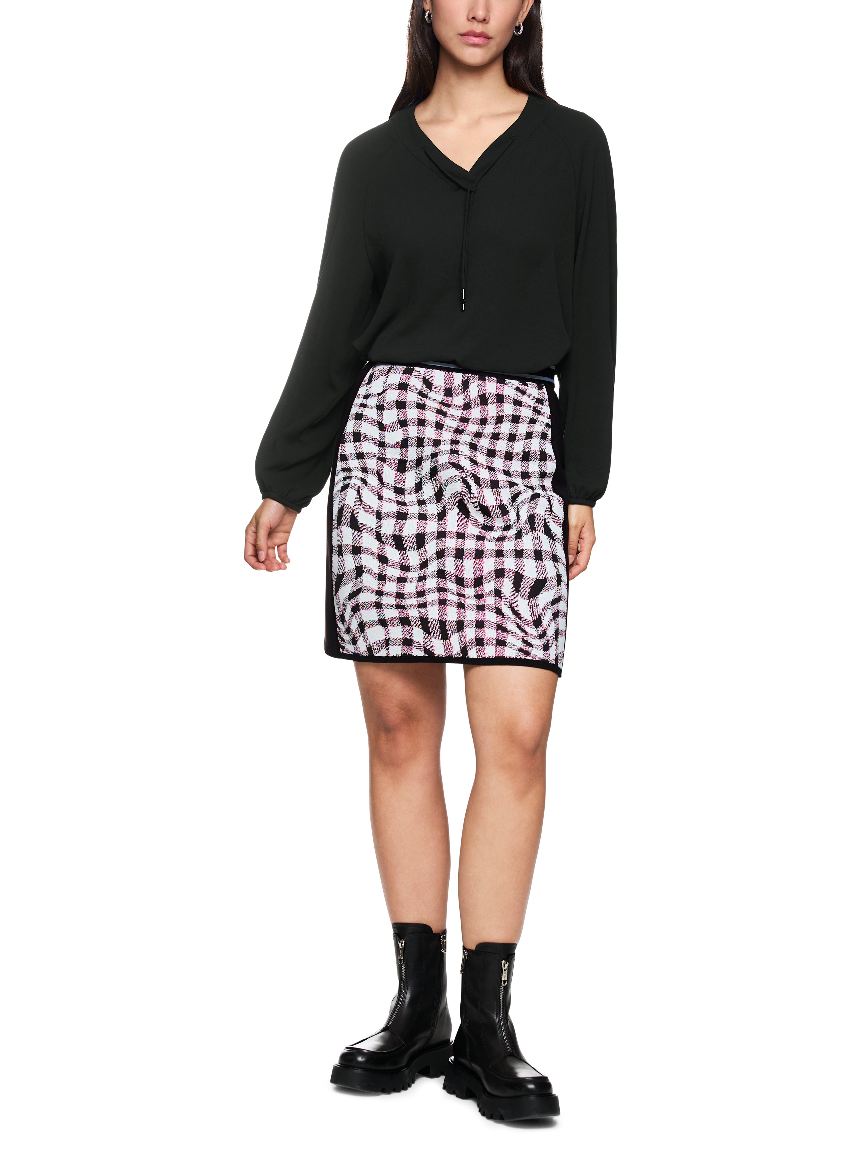 חולצה בגזרה ישרה, רפויה, עם שרוכים בצווארוןהרכב: 100% פוליאסטרהדוגמנית בגובה 1.79 ולובשת מידה 3 של מארק קיין