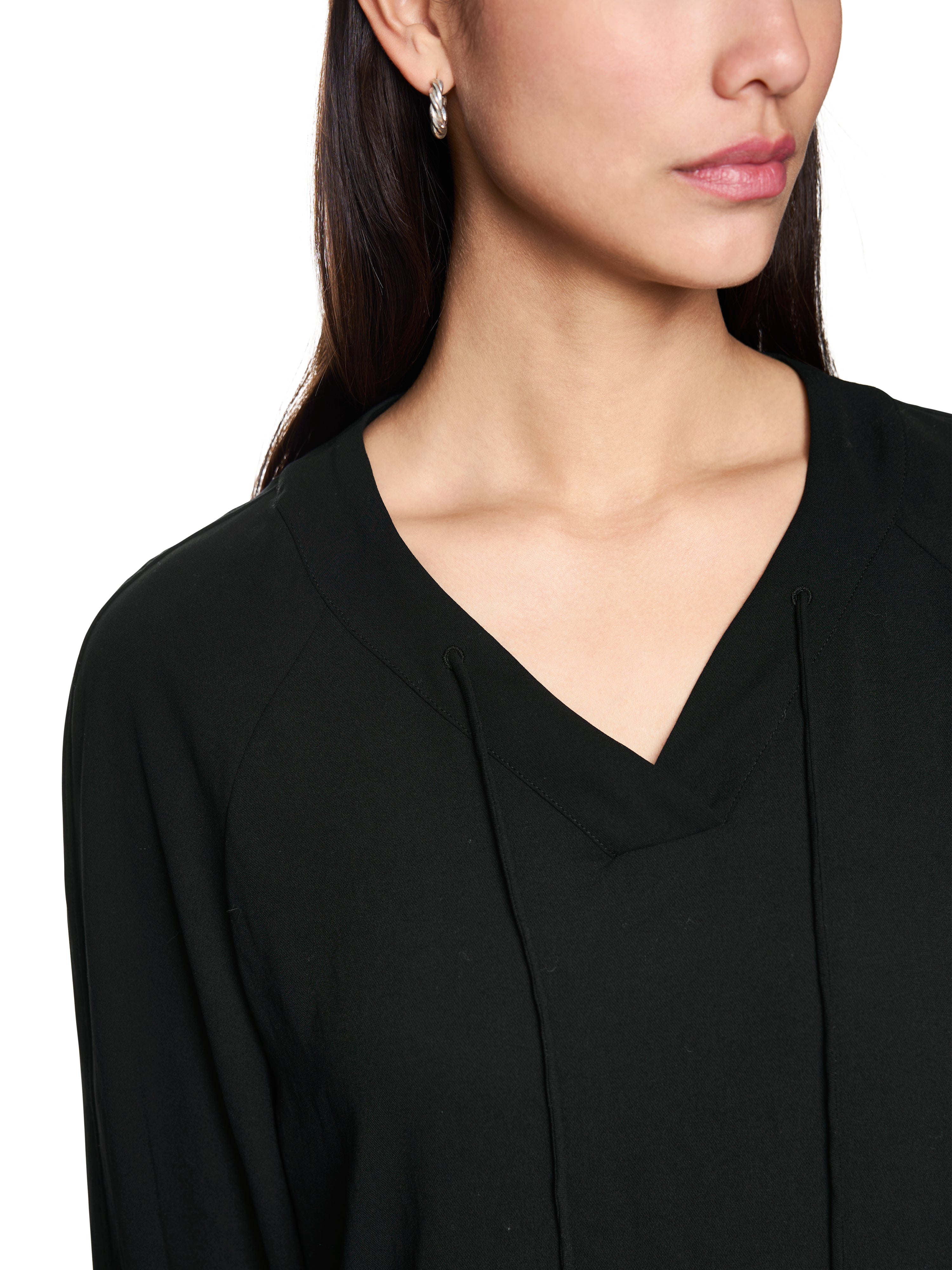 חולצה בגזרה ישרה, רפויה, עם שרוכים בצווארוןהרכב: 100% פוליאסטרהדוגמנית בגובה 1.79 ולובשת מידה 3 של מארק קיין