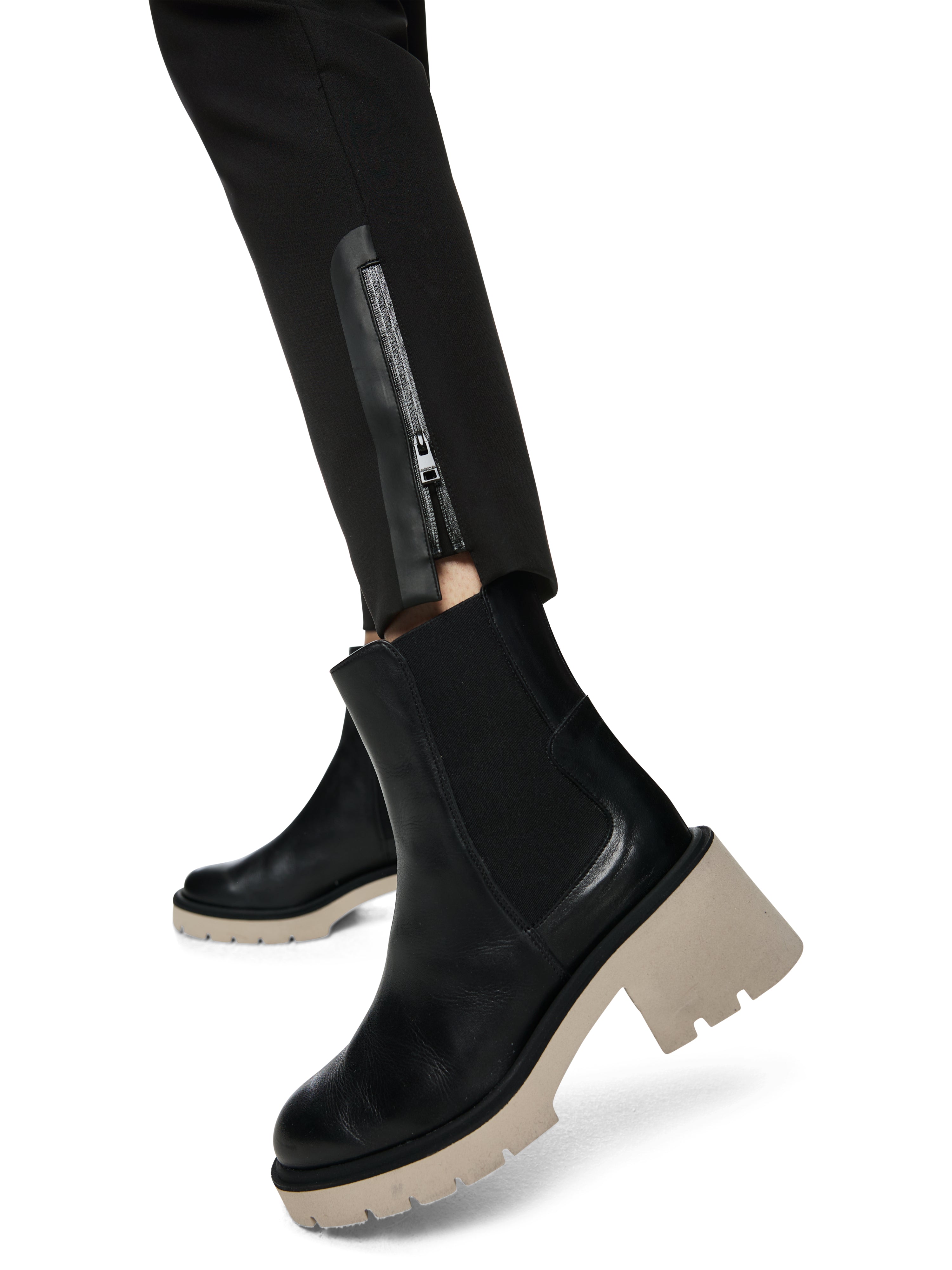 מכנסיים בגזרה גבוהה עם כיסים צדדייםהרכב: 85% פוליאמיד, 15% אלסטןהדוגמנית בגובה 1.79 ולובשת מידה 3 של מארק קיין