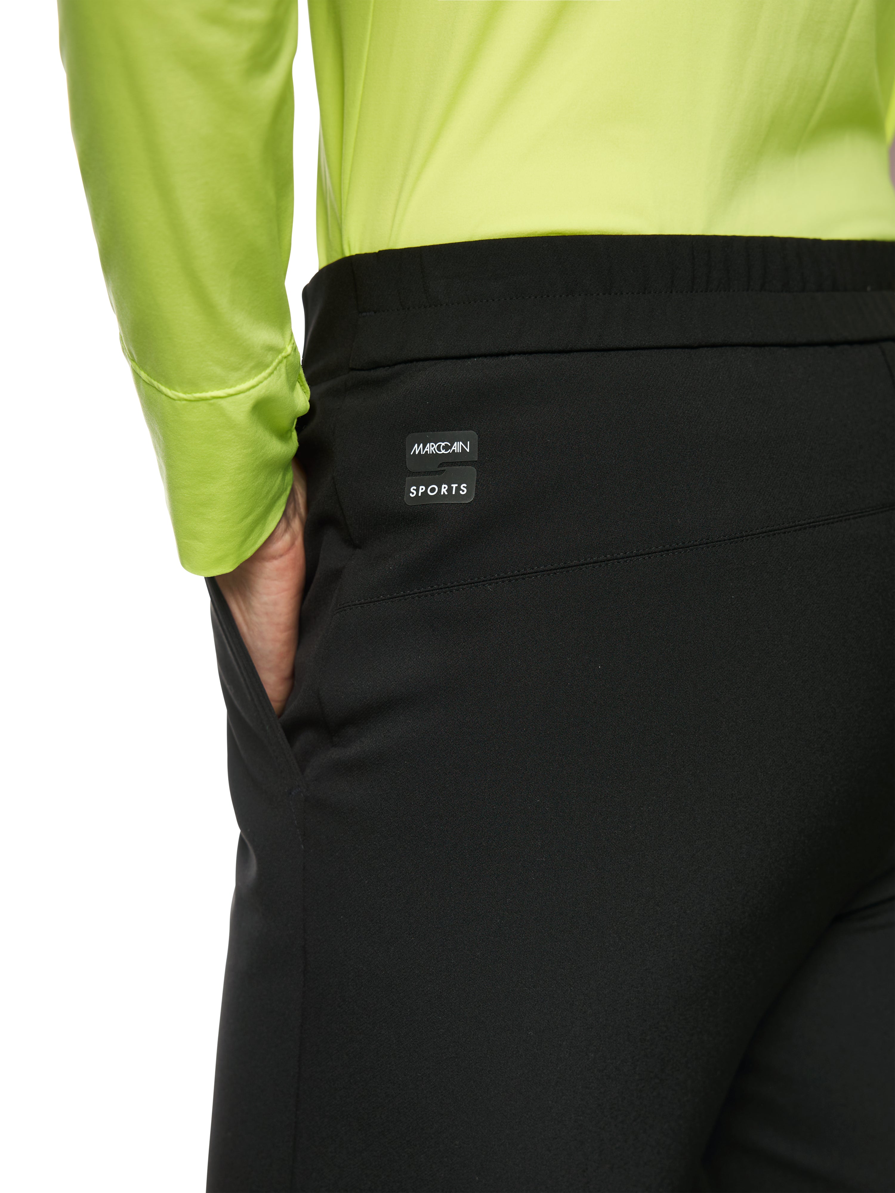 מכנסיים בגזרה גבוהה עם כיסים צדדייםהרכב: 85% פוליאמיד, 15% אלסטןהדוגמנית בגובה 1.79 ולובשת מידה 3 של מארק קיין