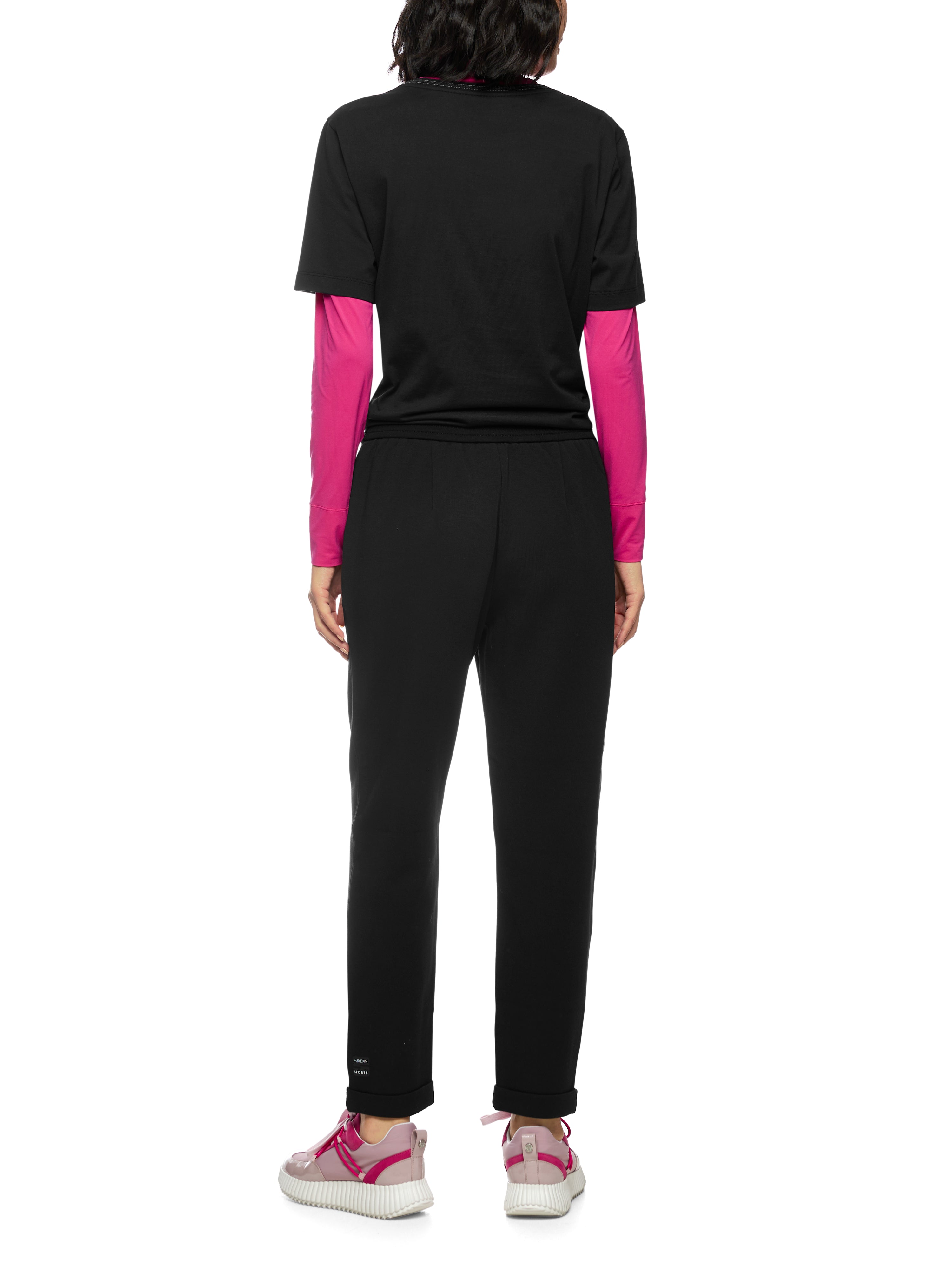 מכנסיים בגזרה צמודה, עם גומי במותניים וכיסים צדדייםהרכב: 88% כותנה, 8% פוליאסטר, 4% אלסטןהדוגמנית בגובה 1.79 ולובשת מידה 3 של מארק קיין