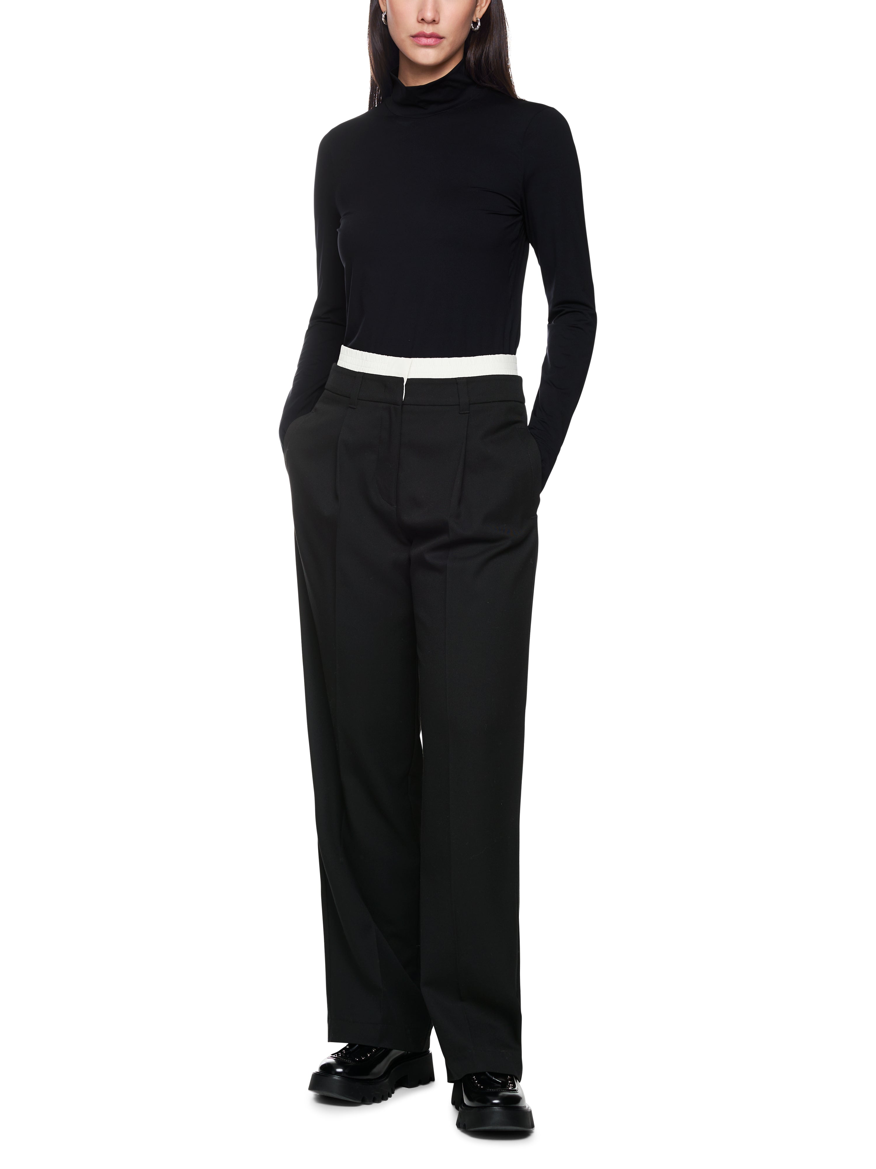 מכנסיים בגזרה מחויטת עם מותן כפול.הרכב: 64% פוליאסטר, 34% ויסקוזה, 2% אלסטןהדוגמנית בגובה 1.79 ולובשת מידה 3 של מארק קיין