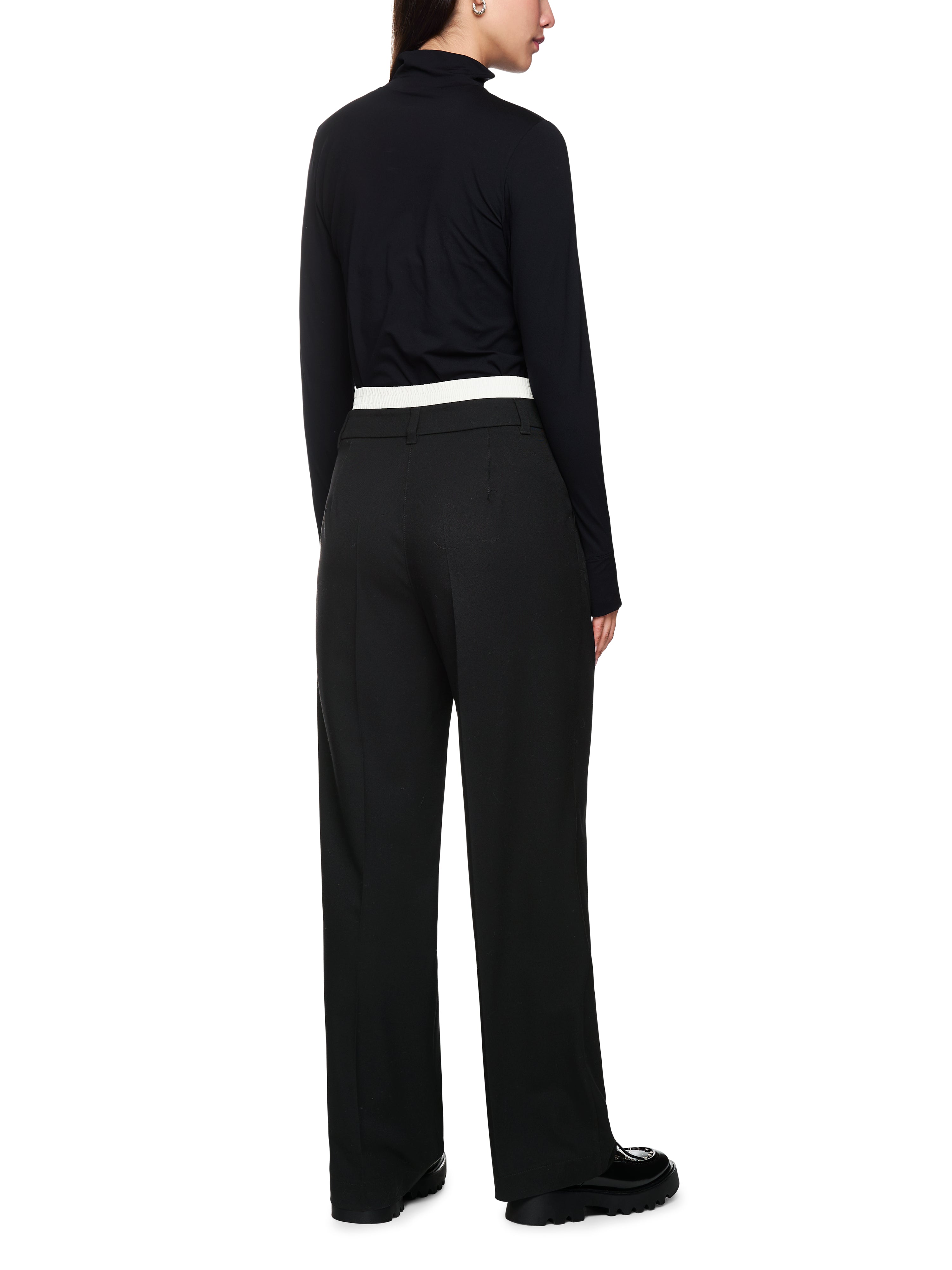 מכנסיים בגזרה מחויטת עם מותן כפול.הרכב: 64% פוליאסטר, 34% ויסקוזה, 2% אלסטןהדוגמנית בגובה 1.79 ולובשת מידה 3 של מארק קיין