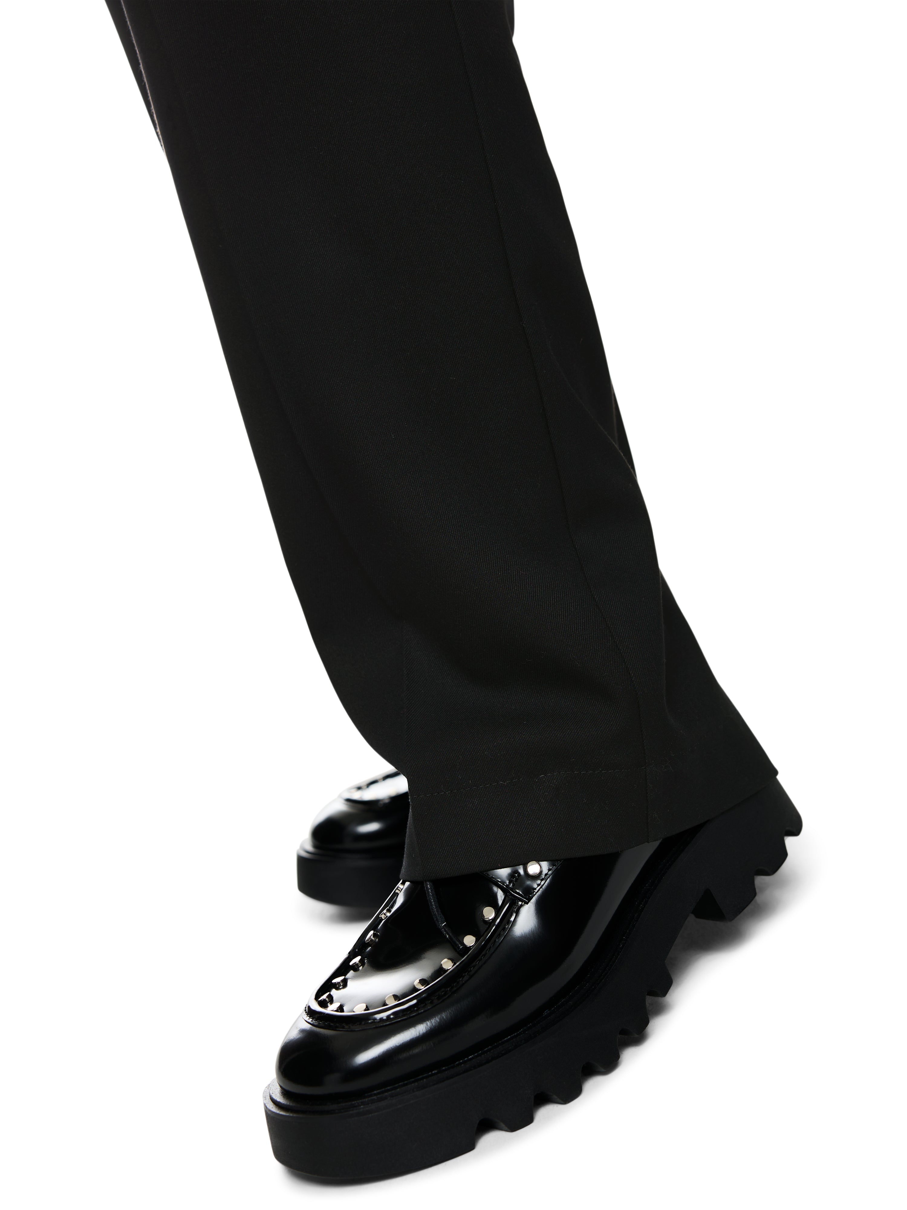 מכנסיים בגזרה מחויטת עם מותן כפול.הרכב: 64% פוליאסטר, 34% ויסקוזה, 2% אלסטןהדוגמנית בגובה 1.79 ולובשת מידה 3 של מארק קיין